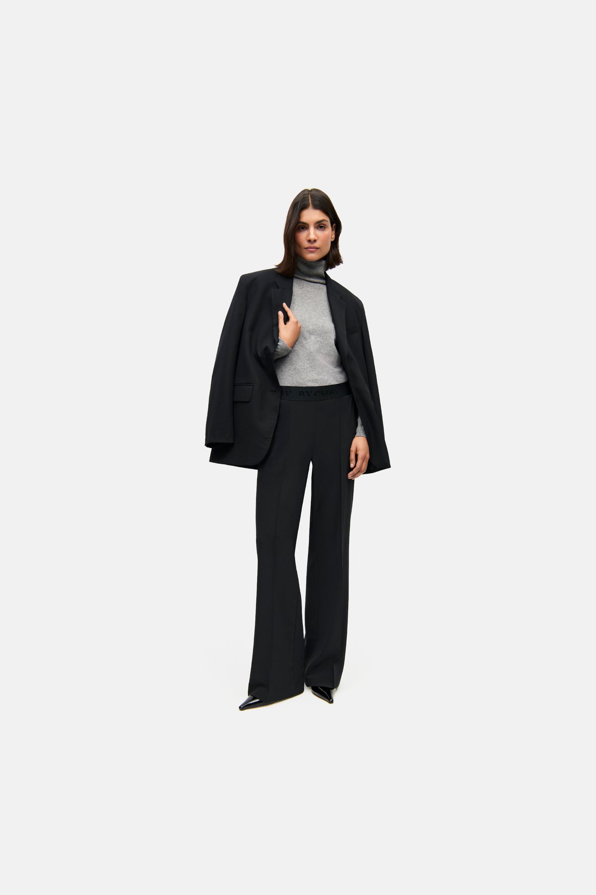 Schwarze Wide-Fit Hose von Cambio, aus 92% Polyester und 8% Polyurethan, getragen von einer Person in einem eleganten Setting.