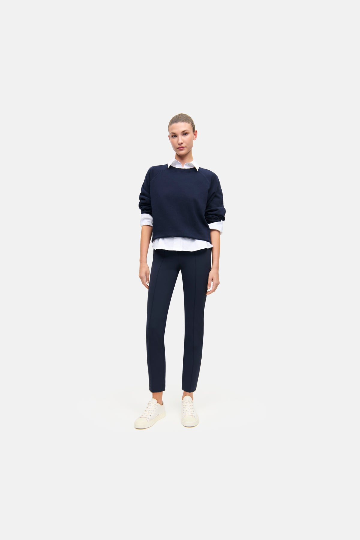Schwarze Slim-Fit-Hose aus 88% Polyamid und 12% Elasthan, getragen von einer Person in einem legeren Business-Look.
