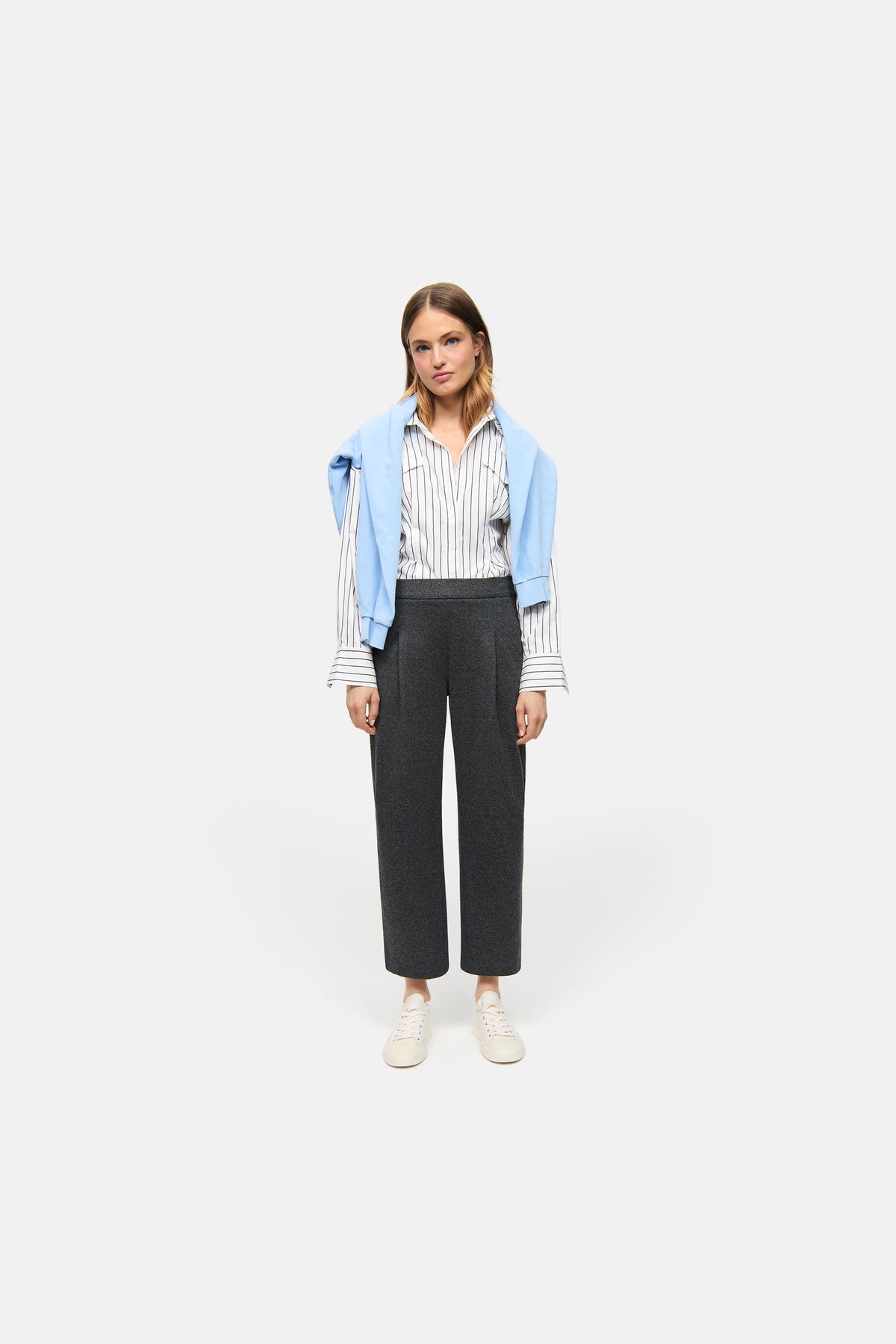 Graue O-Shape Hose aus leichtem Flanell-Jersey. Die Hose wird in einem entspannten, modischen Kontext getragen.