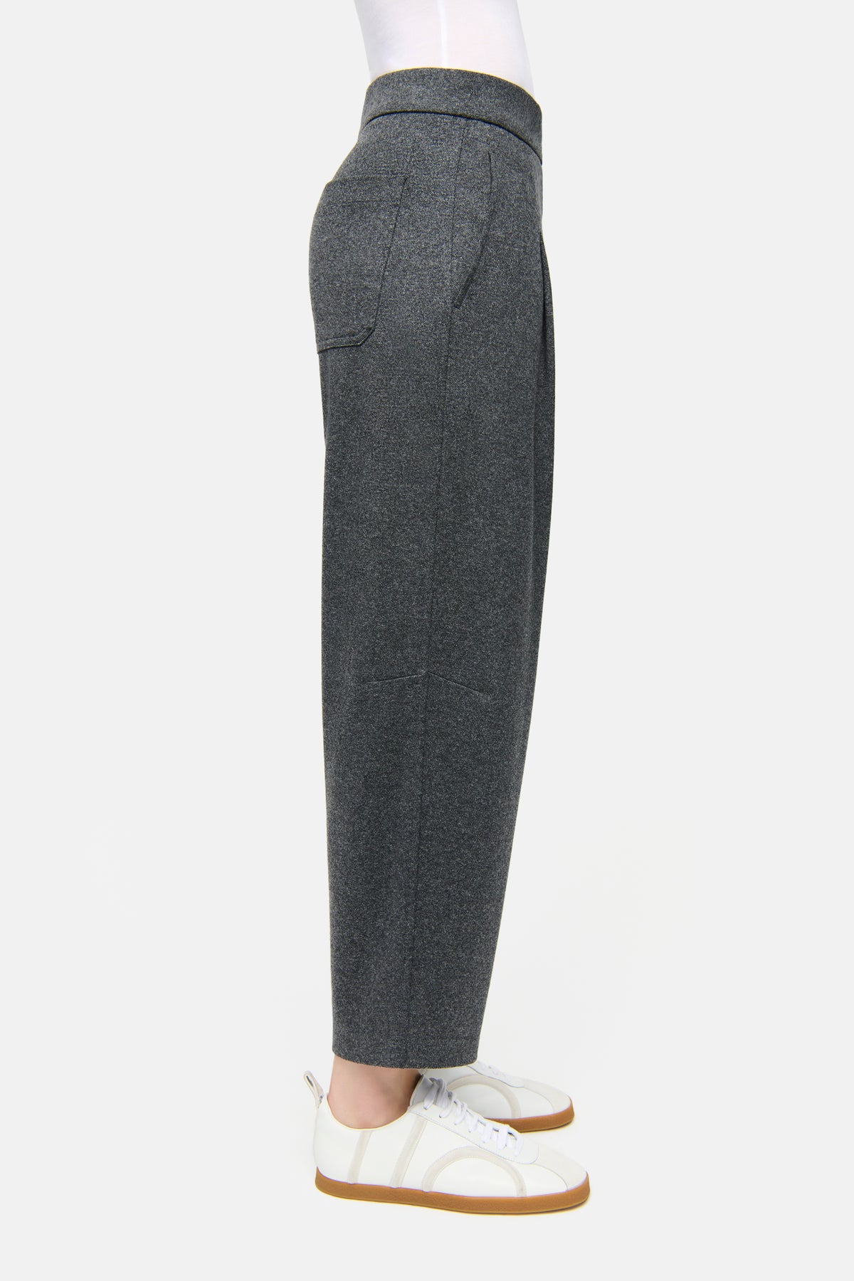 Graue O-Shape Hose aus Flanell-Jersey, getragen in Seitenansicht. Enthält Viskose, Polyester, Baumwolle und Elasthan.