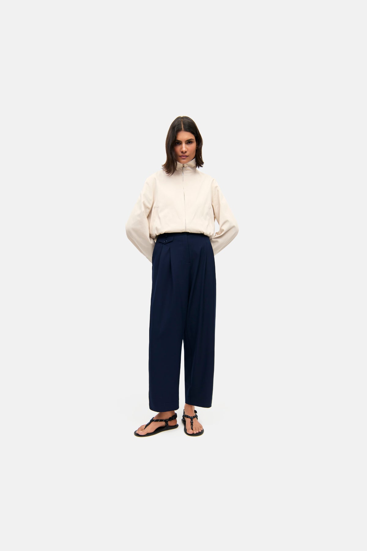 Navyfarbene O-Shape Hose aus 67% Polyester, 4% Elasthan und 29% Viskose, getragen von einer Frau in einem legeren Kontext.