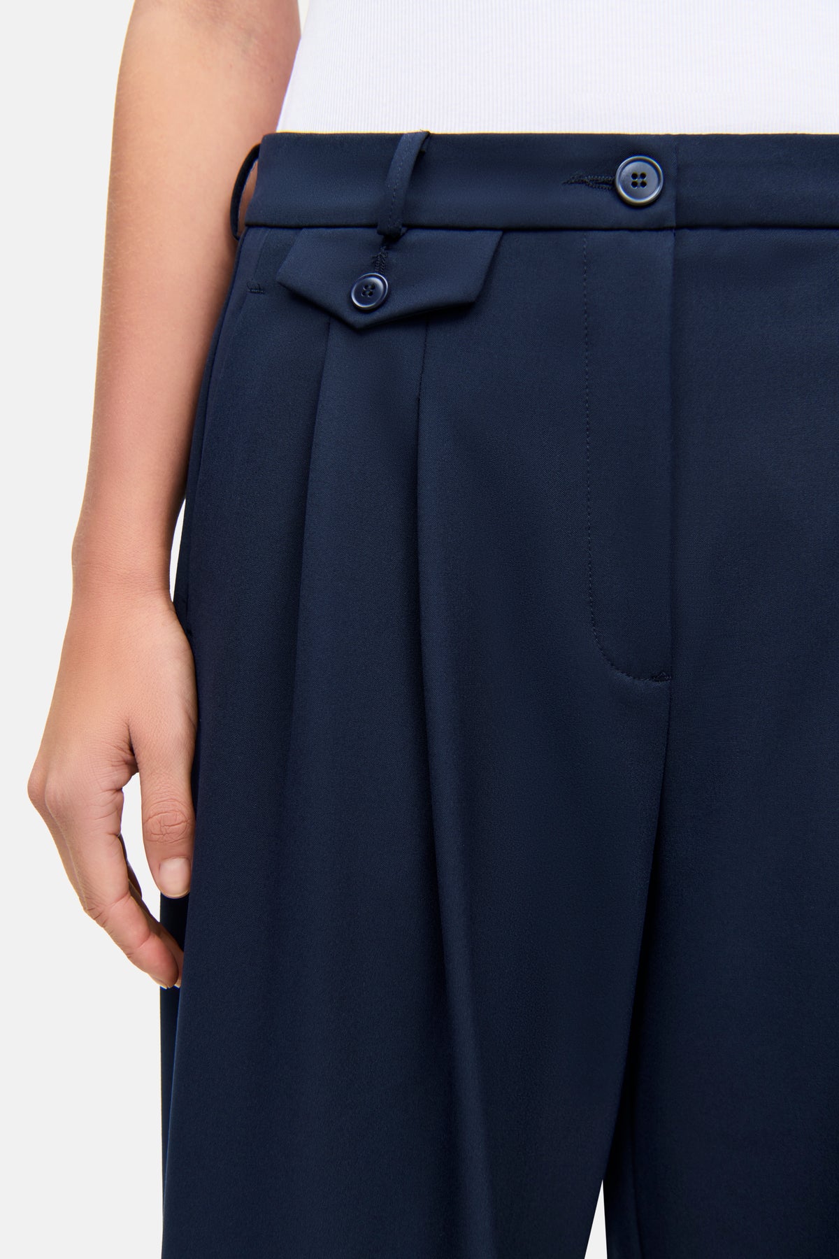 Dunkelblaue O-Shape-Hose aus 67 % Polyester, 4 % Elasthan und 29 % Viskose; getragen in einem formellen Kontext.