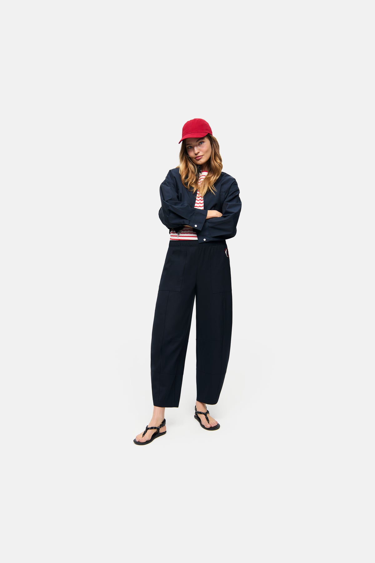 Dunkelblaue O-Shape Hose, verkürzt, aus 67 % Polyester, 4 % Elasthan, 29 % Viskose, mit elastischem Bund und großen Taschen.