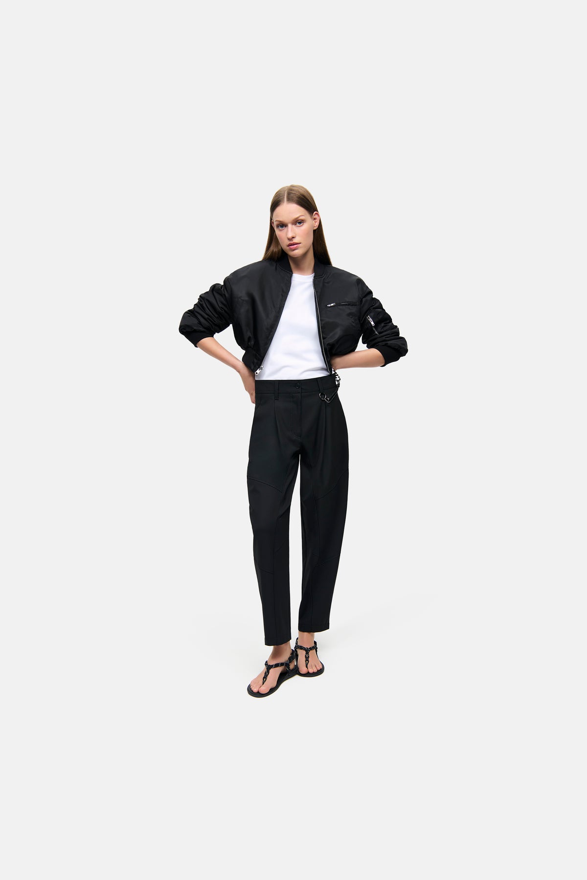 Schwarze O-Shape Hose aus 67 % Polyester, 29 % Viskose, 4 % Elasthan. Im urbanen Stil eines jungen Frauen-Porträts.