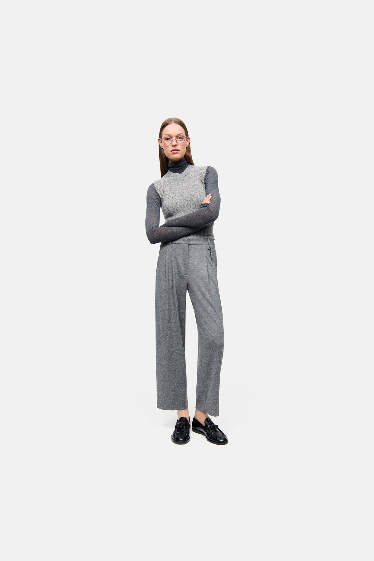 Graue O-Shape Hose aus leichtem Flanell-Jersey, 66% Polyester, 29% Wolle, 5% Elasthan, in urbanem Setting getragen.