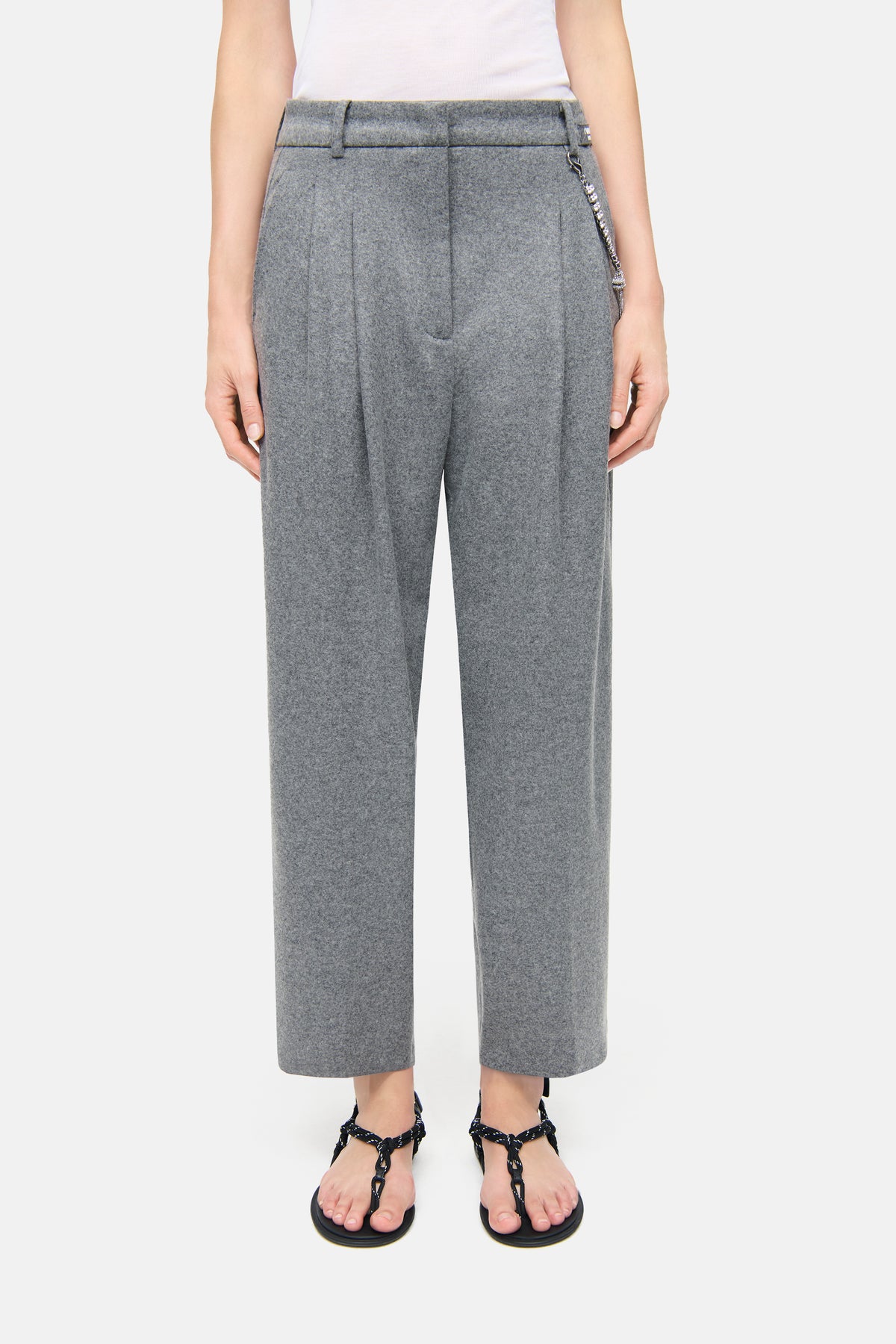 Graue O-Shape Hose aus Flanell-Jersey mit doppelter Bundfalte und dekorativer Seitenkette, aus 66% Polyester, 29% Wolle, 5% Elasthan.
