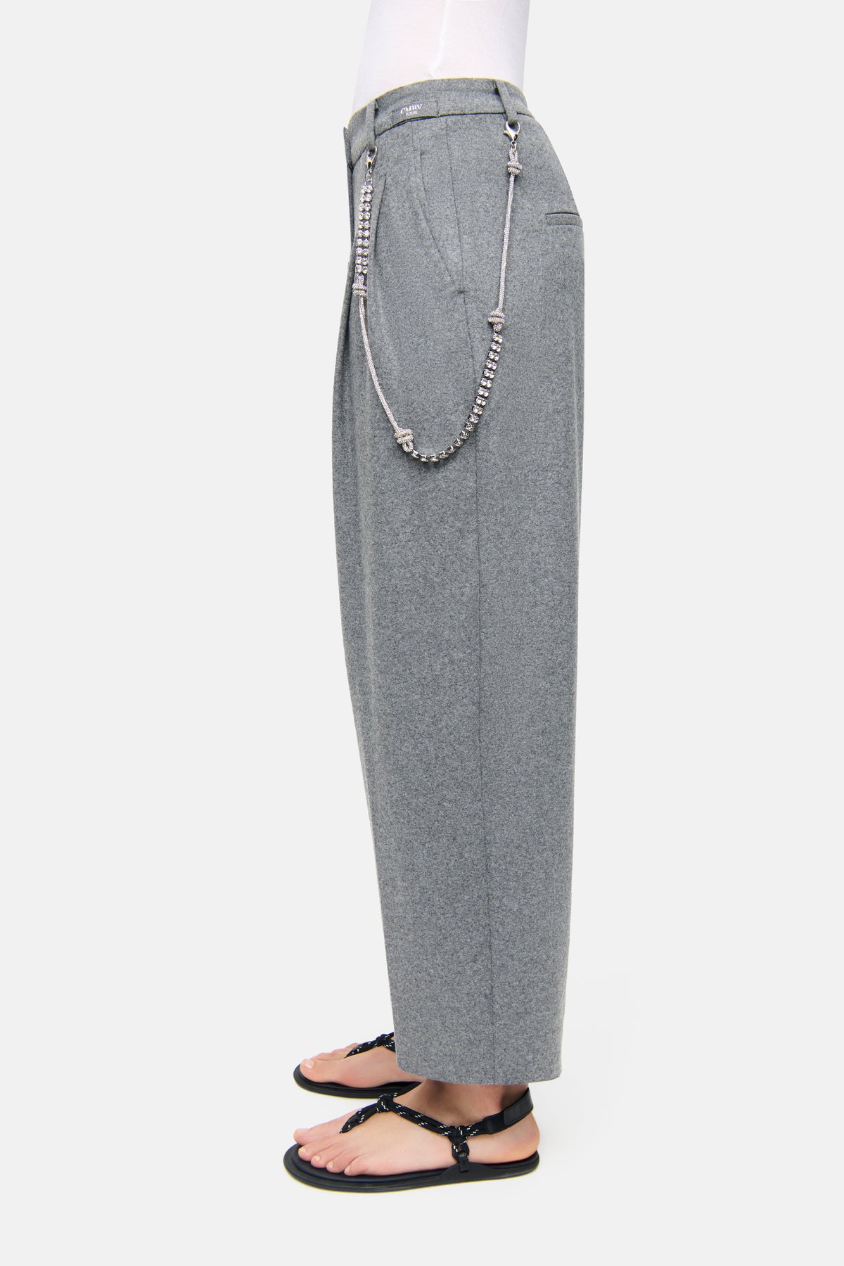 Graue O-Shape Hose aus leichtem Flanell-Jersey, Material: 66% Polyester, 29% Wolle, 5% Elasthan. Dekorative Seitenkette sichtbar.