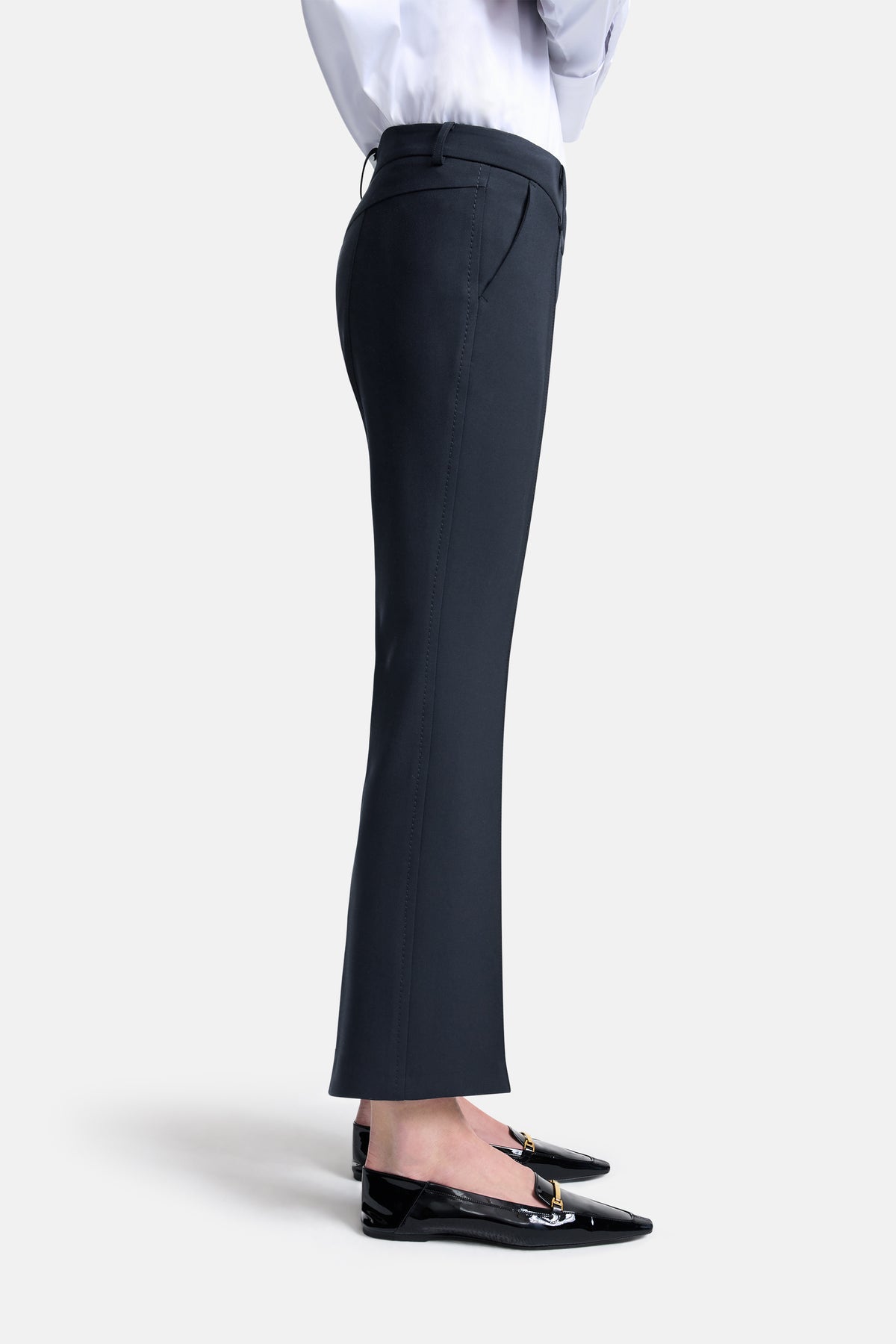 Dunkelblaue Flared-Hose in verkürzter Länge aus 63% Polyester, 27% Viskose, 7% Baumwolle, 3% Elasthan.