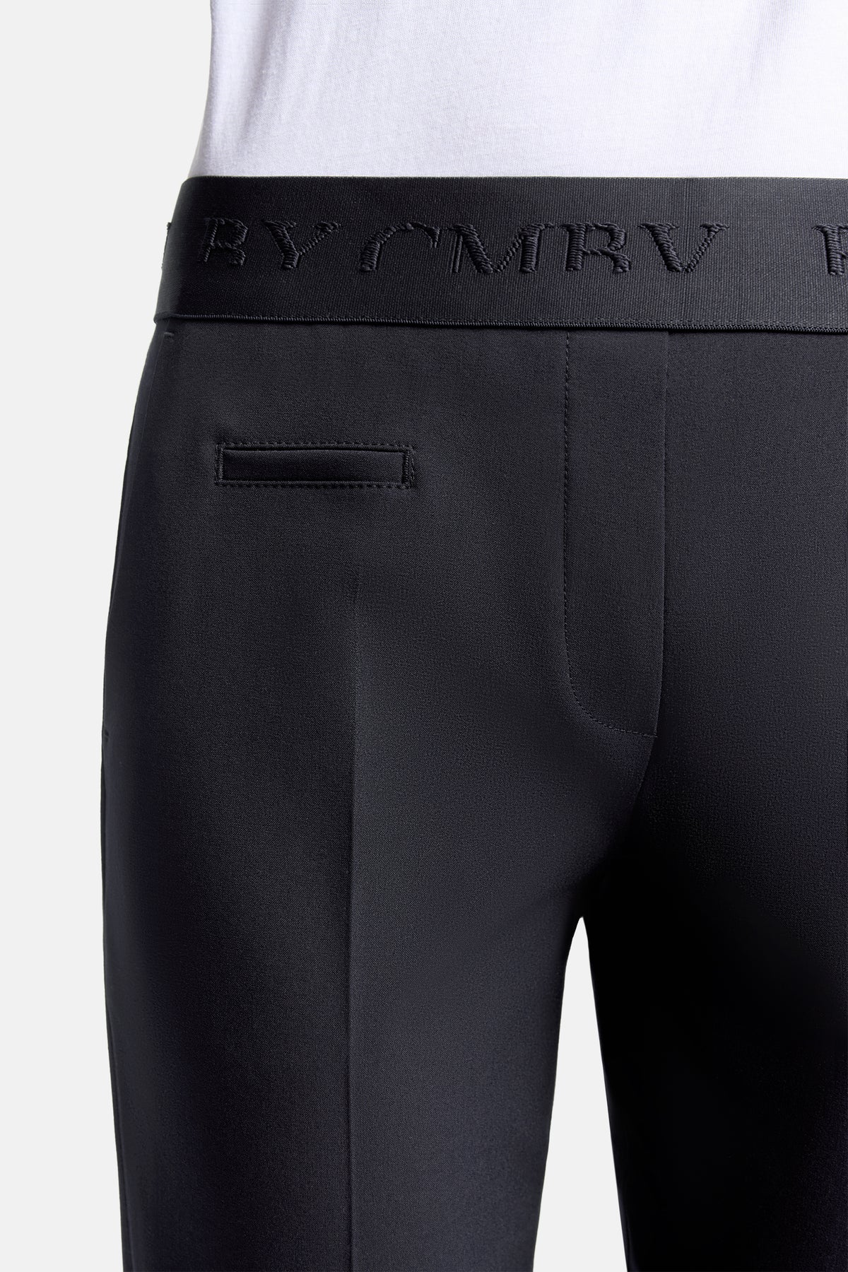 Schwarze Carrot-Fit Hose aus 67% Polyester, 29% Viskose, 4% Elasthan, mit elastischem Bund und Umschlag am Saum.