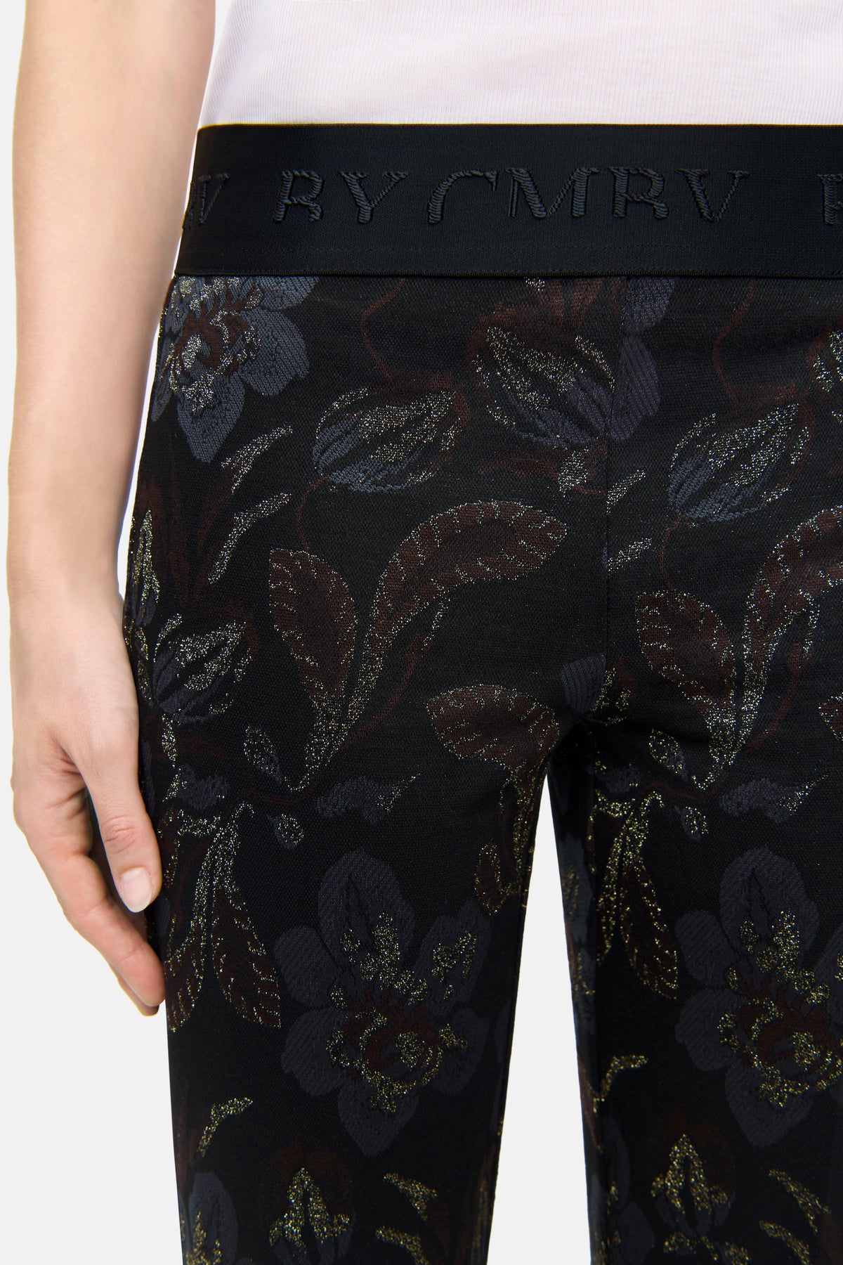 Schwarze Flared-Hose aus Flower Lurex Jersey Jacquard mit Blumenmuster in Blau- und Brauntönen, goldene Akzente, 41% Viskose.