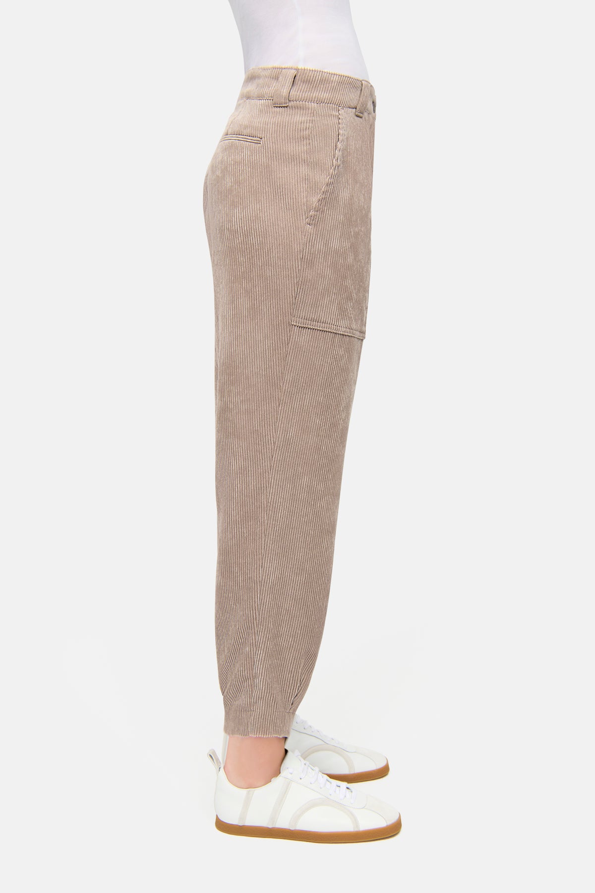 Cordhose in Honigfarbe, aus 90% Polyester, 8% Polyamid, 2% Elasthan. Getragen in lässiger Umgebung mit Turnschuhen.