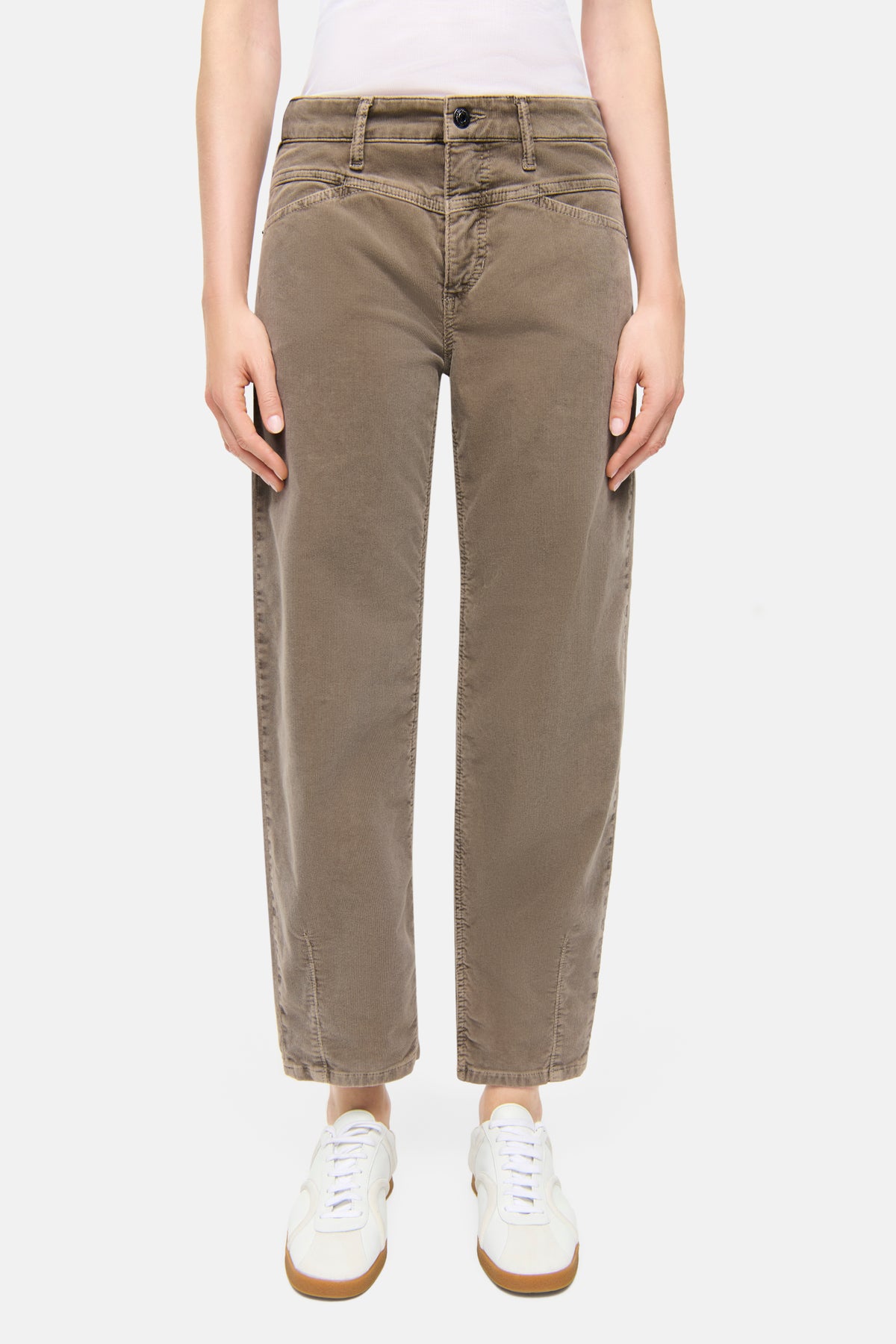 Beige Cordhose aus 97% Baumwolle und 3% Elasthan, O-Shape-Design mit schmal zulaufendem Bein, getragen in informeller Umgebung.