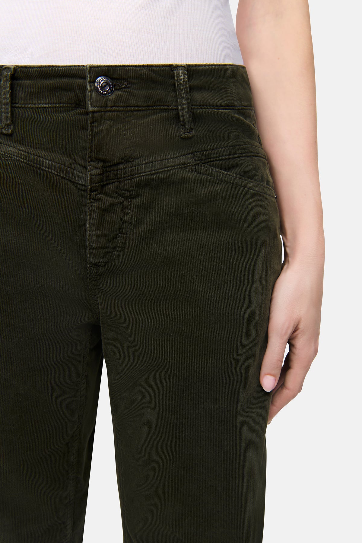 Olivegrüne Cordhose aus 97% Baumwolle und 3% Elasthan, O-Shape mit diagonalem Taschendesign. Getragen von einer Person.