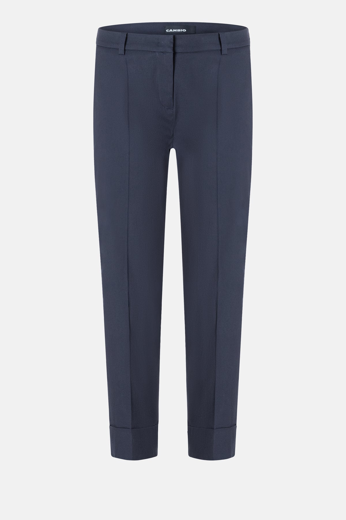 Navyfarbene, verkürzte Karottenhose aus 76% Baumwolle, 21% Polyamid und 3% Elasthan. Bügelfalten und seitliche Taschen.