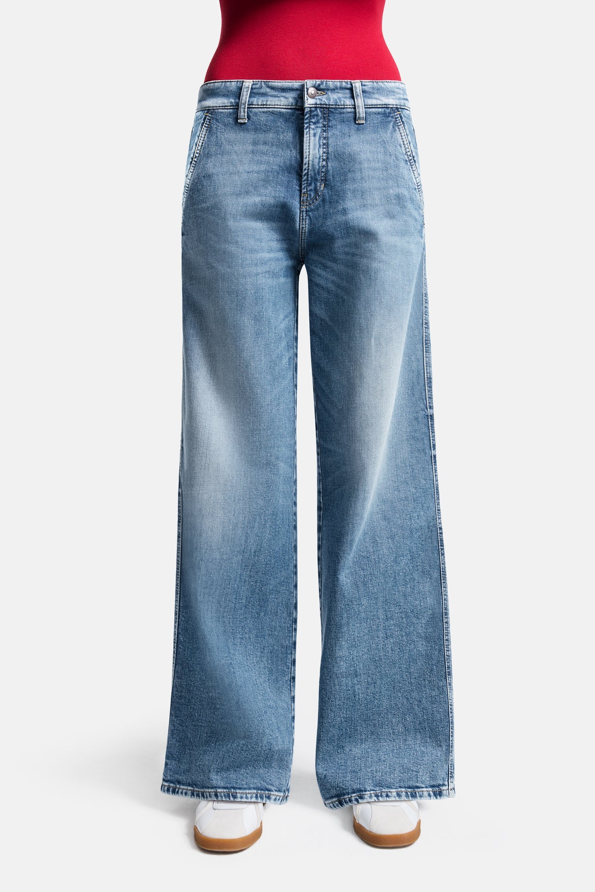 Blaue Wide-Leg-Jeans aus 98% Baumwolle und 2% Elasthan. Die Jeans hat eine helle Waschung und wird im urbanen Stil getragen.