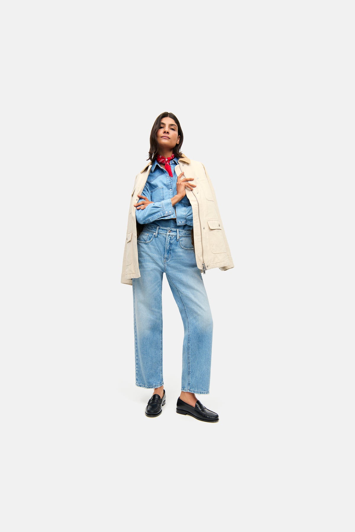 Hellblaue Straight-Fit Jeans aus 98% Baumwolle und 2% Elasthan. Person in urbaner Umgebung, trägt Jeansjacke und Mantel.