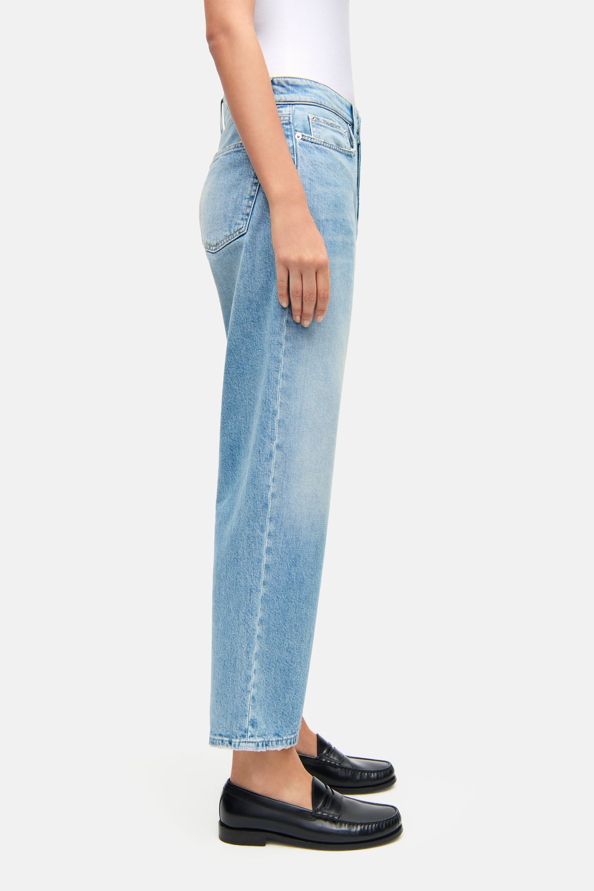 Hellblaue Straight-Fit Jeans aus 98% Baumwolle und 2% Elasthan, getragen von einer Person in neutralem Umfeld.