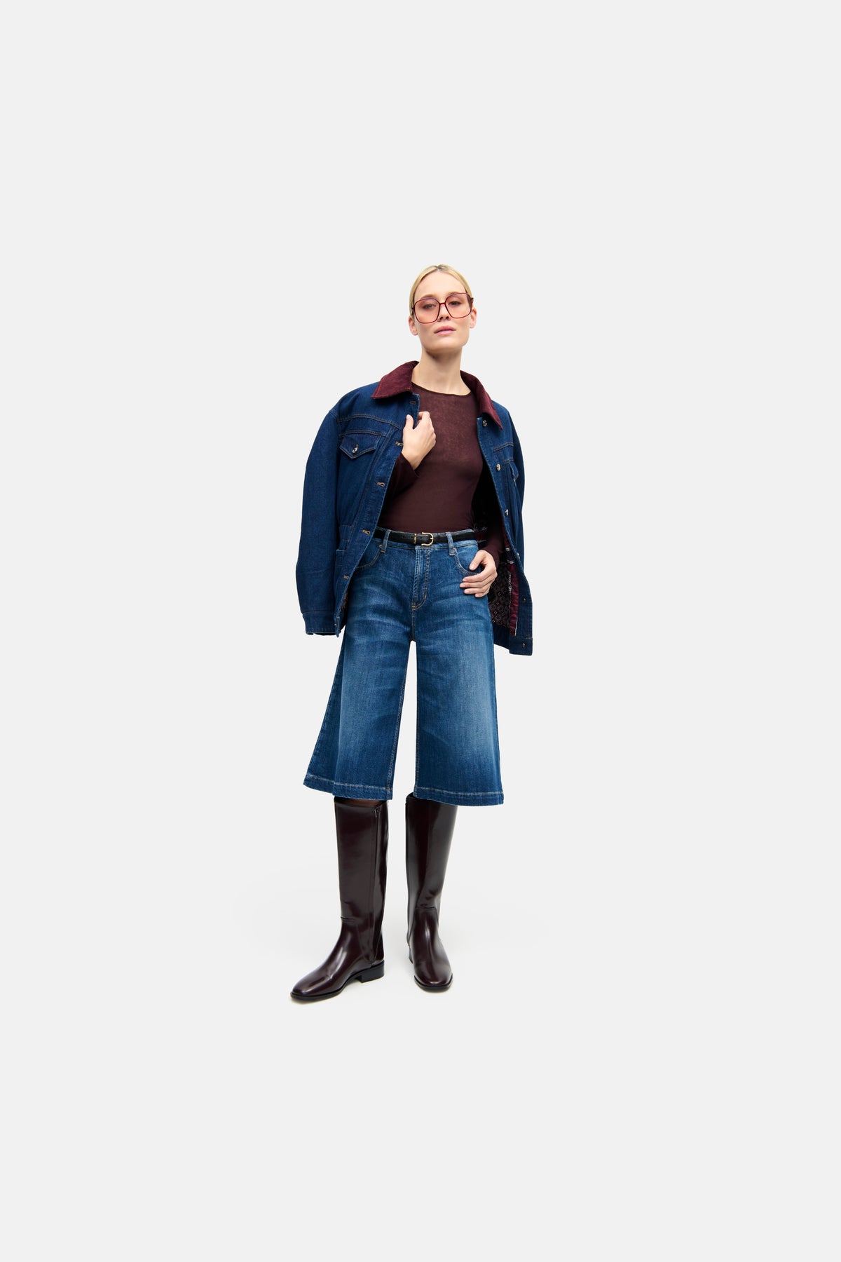 Blaue Palazzo Bermuda Jeans aus 98% Baumwolle und 2% Elasthan, mit klassischem 5-Pocket-Design. Getragen in städtischer Kulisse.