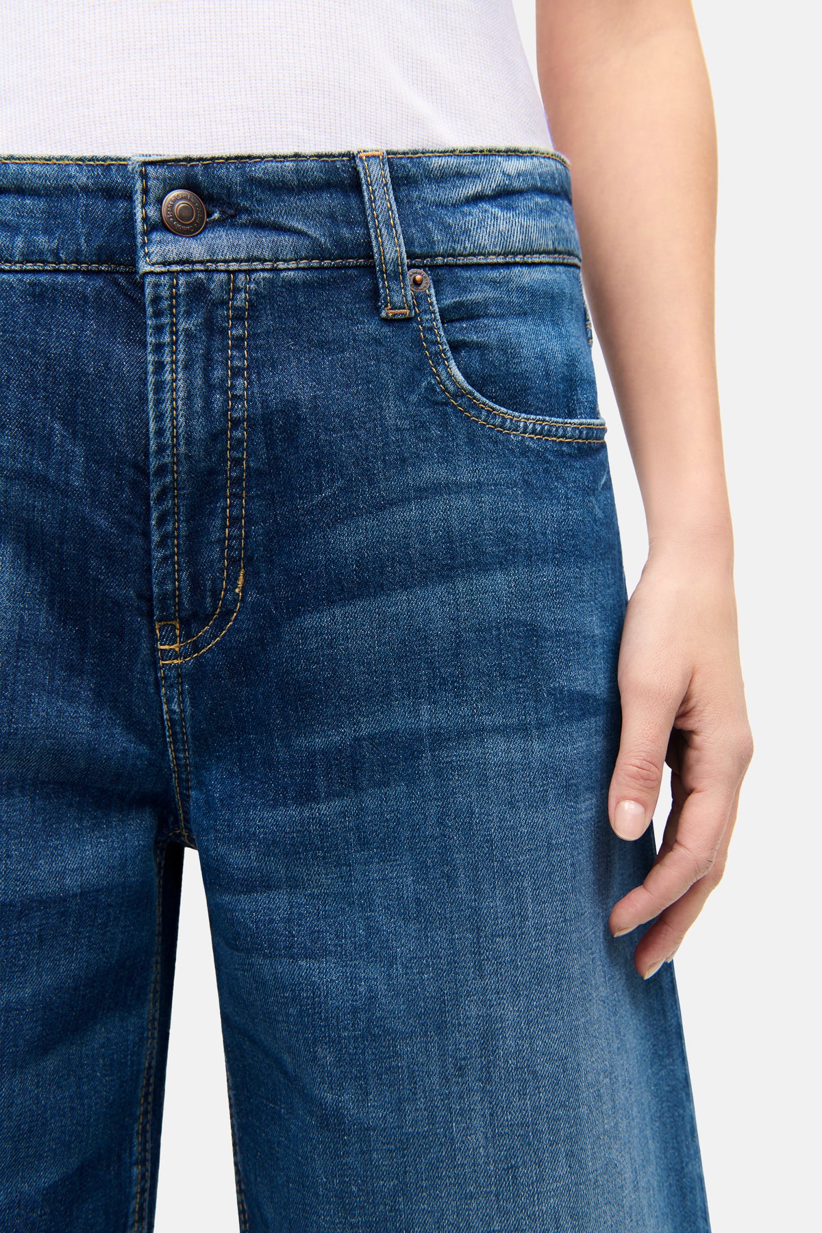 Blaue Palazzo-Bermuda-Shorts aus Denim, 98% Baumwolle, 2% Elasthan, von einer Person getragen, lockerer Schnitt.