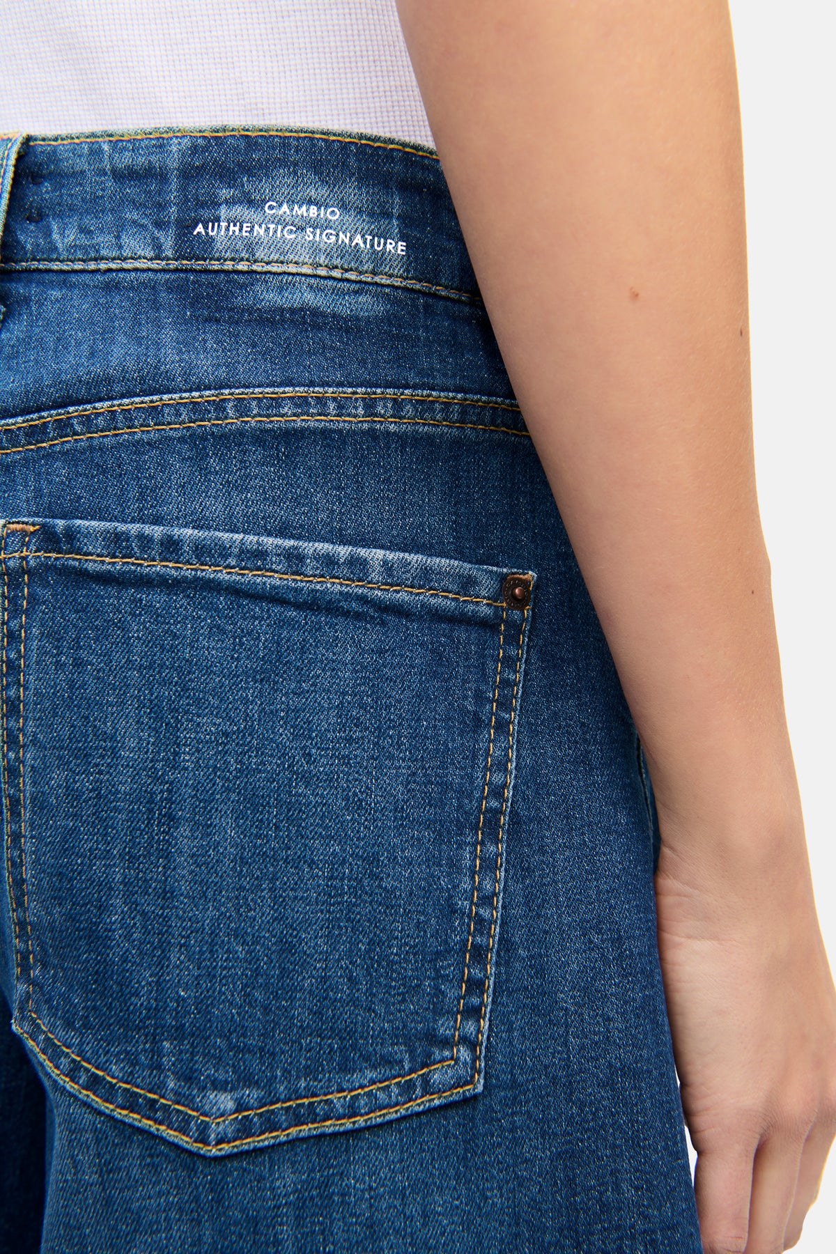 Blaue Palazzo-Jeans-Bermuda aus Denim, 98% Baumwolle, 2% Elasthan, mit 5-Pocket-Details. Getragen in einer lässigen Szene.