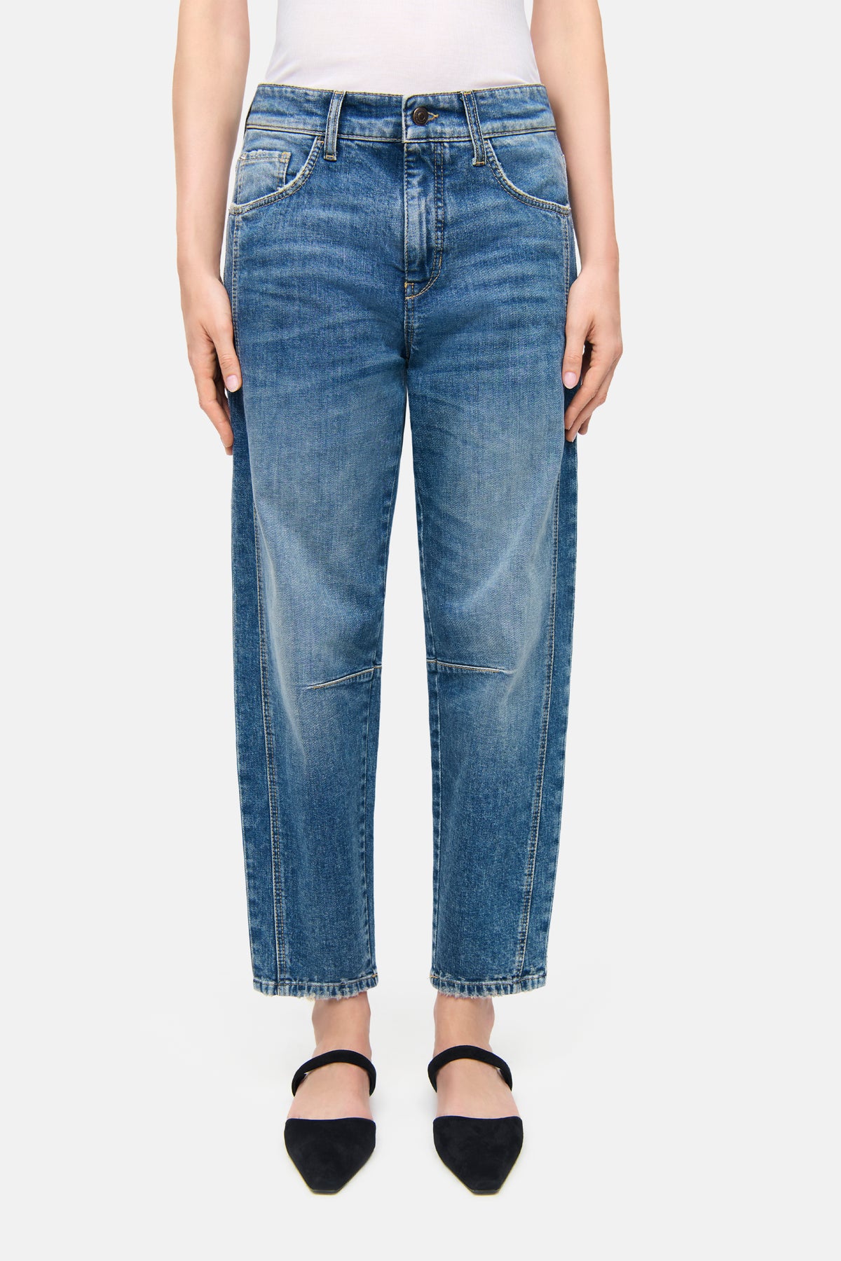 Blaue O-Shape Denim-Jeans aus 98% Baumwolle und 2% Elasthan. Die Jeans hat ein weites Bein und eine verkürzte Länge.