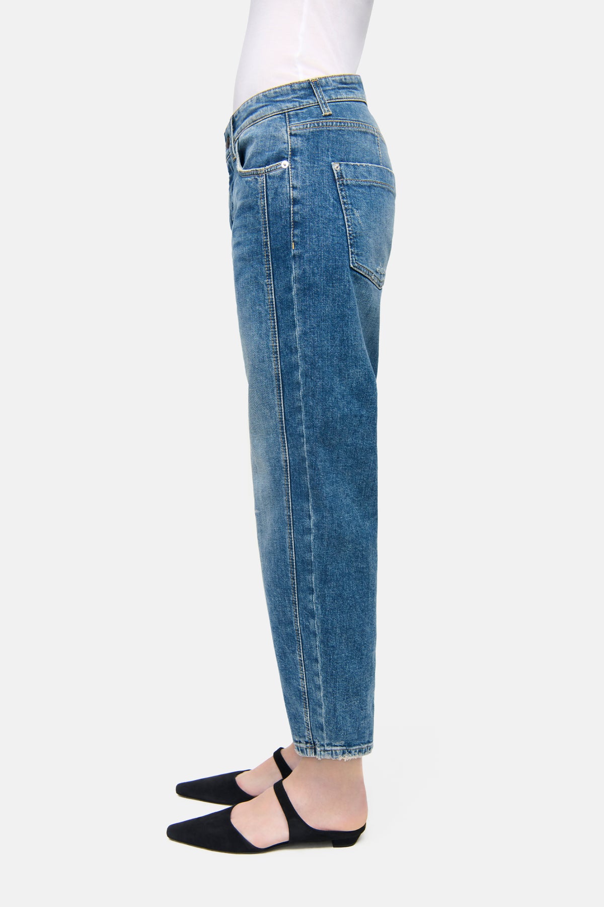 Blaue O-Shape Denim-Jeans aus 98% Baumwolle und 2% Elasthan, getragen in einer Alltagsumgebung, seitlich von einer Person gezeigt.