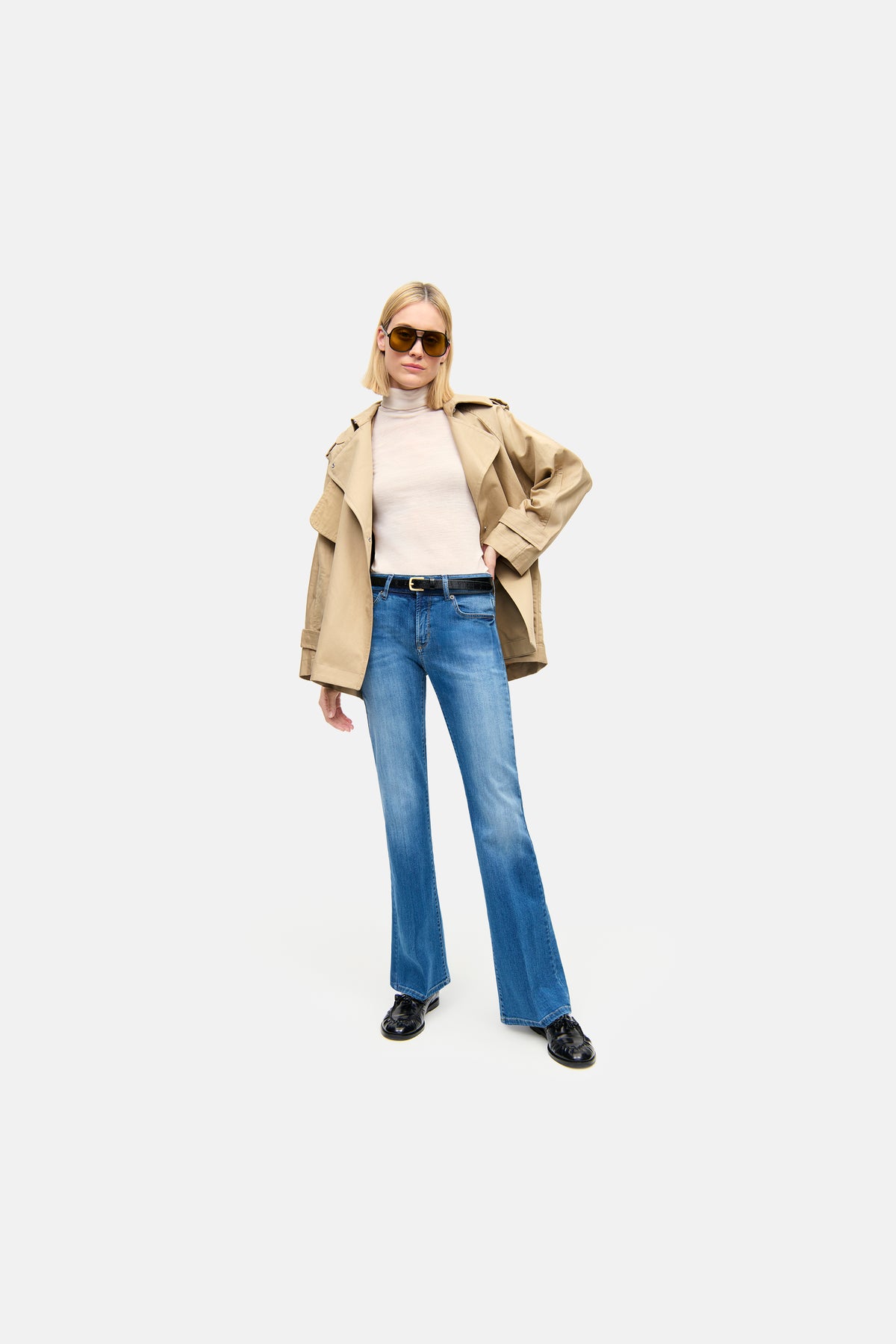 Blaue Flared-Fit-Jeans aus 92% Baumwolle, 6% Elastomultiester T400, 2% Elasthan. Getragen in urbanem Setting.