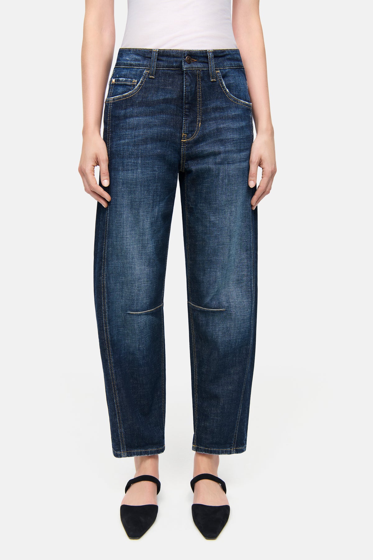 Dunkelblaue O-Shape Denim-Jeans aus 98% Baumwolle und 2% Elasthan, getragen von einer Person in stehender Position.