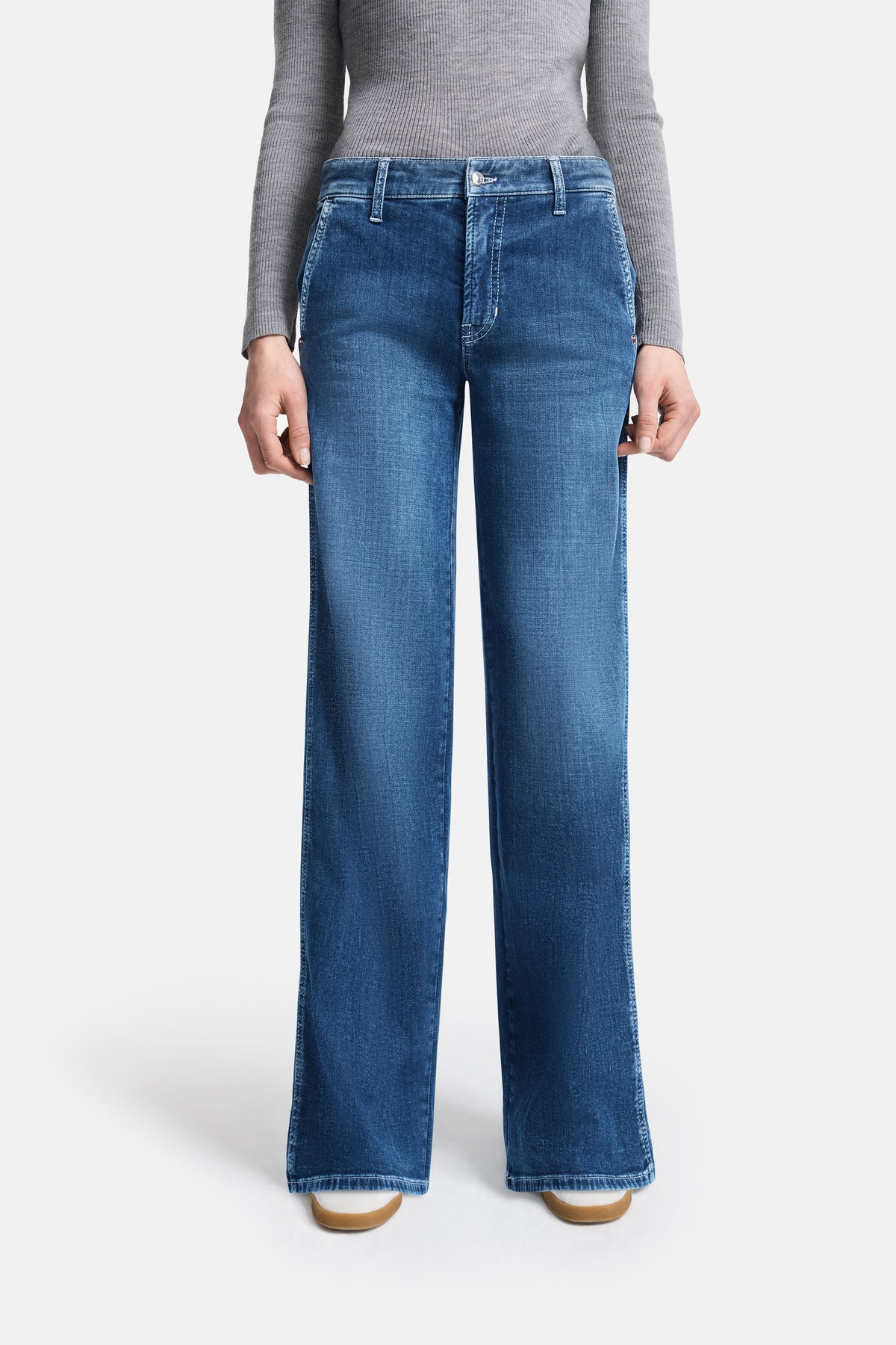 Blaue Wide Leg Jeans aus 92% Baumwolle, 6% Elastomultiester T400, 2% Elasthan. Person trägt die Jeans in einem casual Setting.