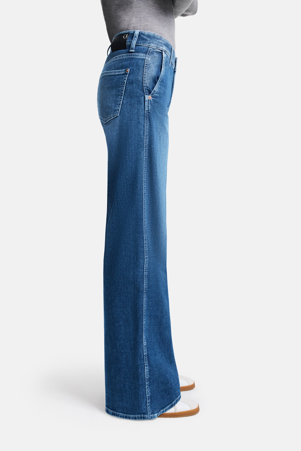 Weite Blue Jeans aus 92% Baumwolle, 6% Elastomultiester T400, 2% Elasthan. Fotografiert im Innenbereich, seitliche Ansicht.