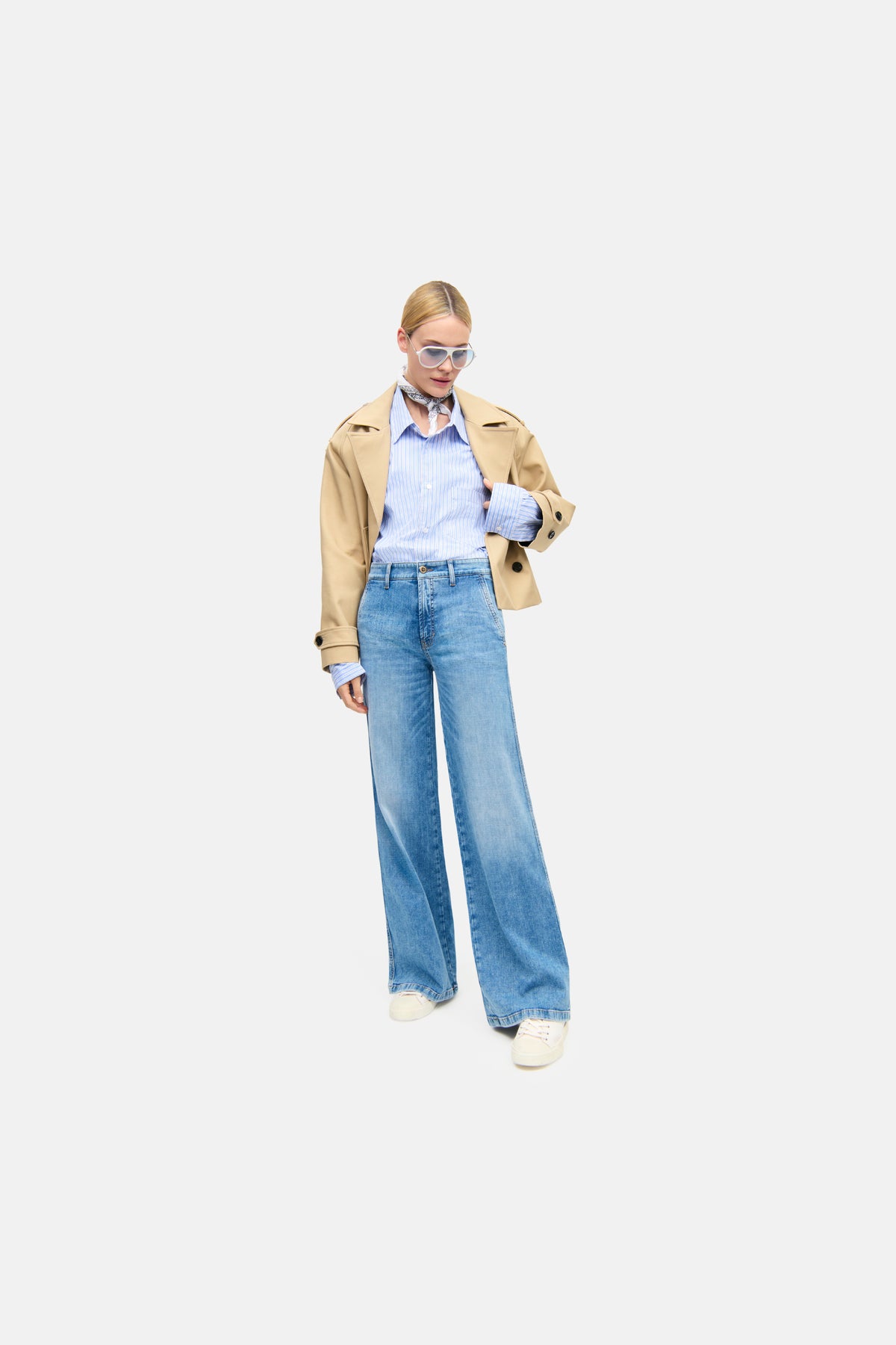 Weite Jeans in hellem Blau aus Baumwollmix, getragen von einer Person in einem urbanen Alltagssetting.