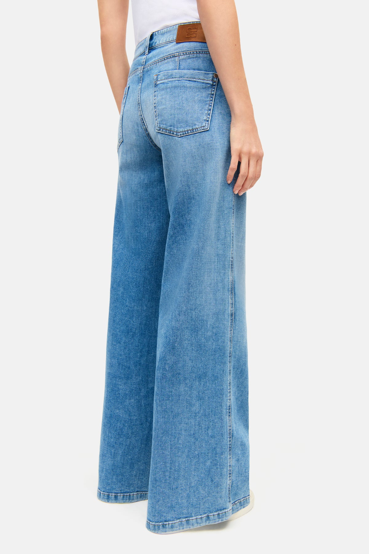 Weite, lange Jeans in hellblauer Vintage-Optik, getragen von einer Person. Material: 92% Baumwolle, 6% Elastomultiester T400, 2% Elasthan.