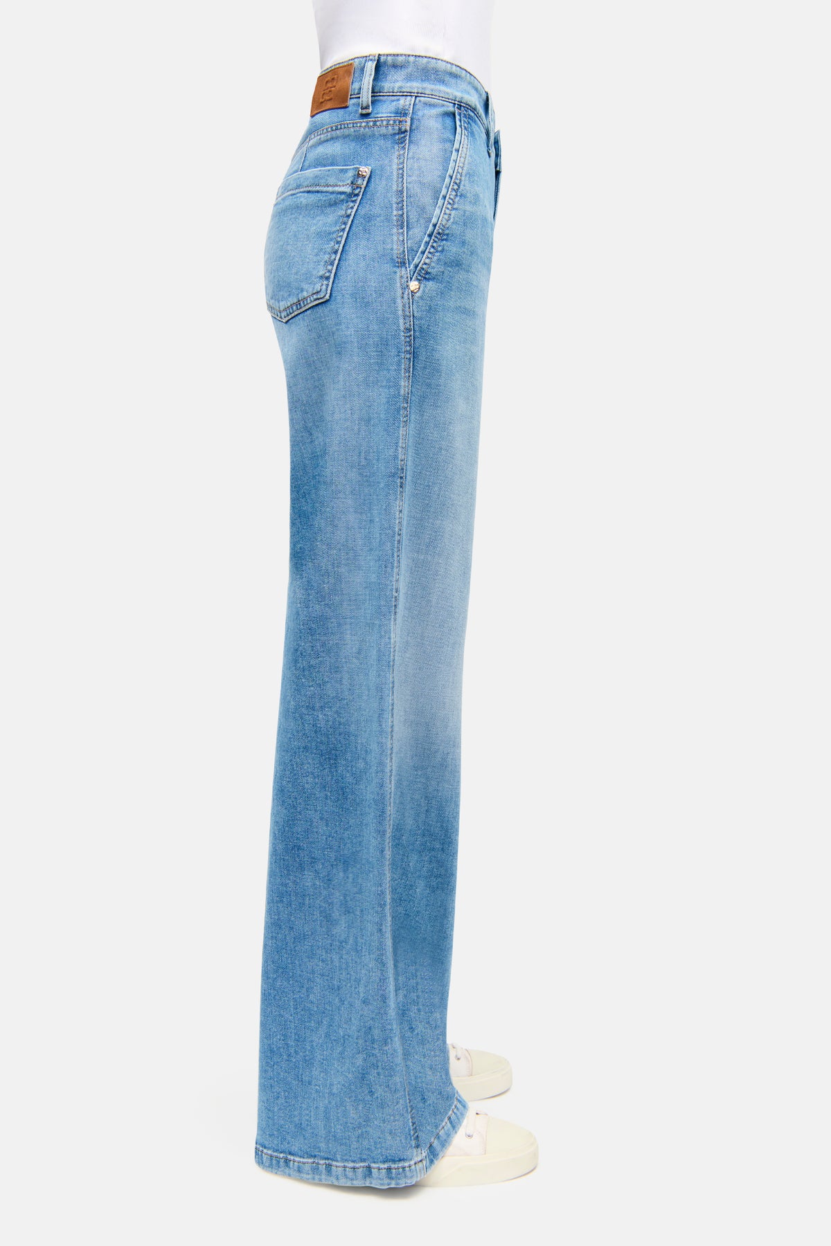 Weite, lange Jeans in hellem Blau, bestehend aus 92% Baumwolle, 6% Elastomultiester T400, 2% Elasthan.
