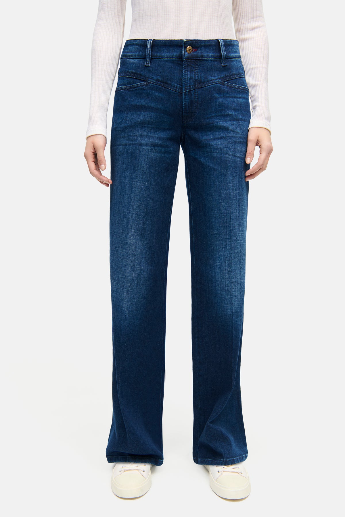 Dunkelblaue Wide-Leg-Jeans aus 92 % Baumwolle, 6 % Elastomultiester T400, 2 % Elasthan, getragen von einer Person in Freizeitkleidung.