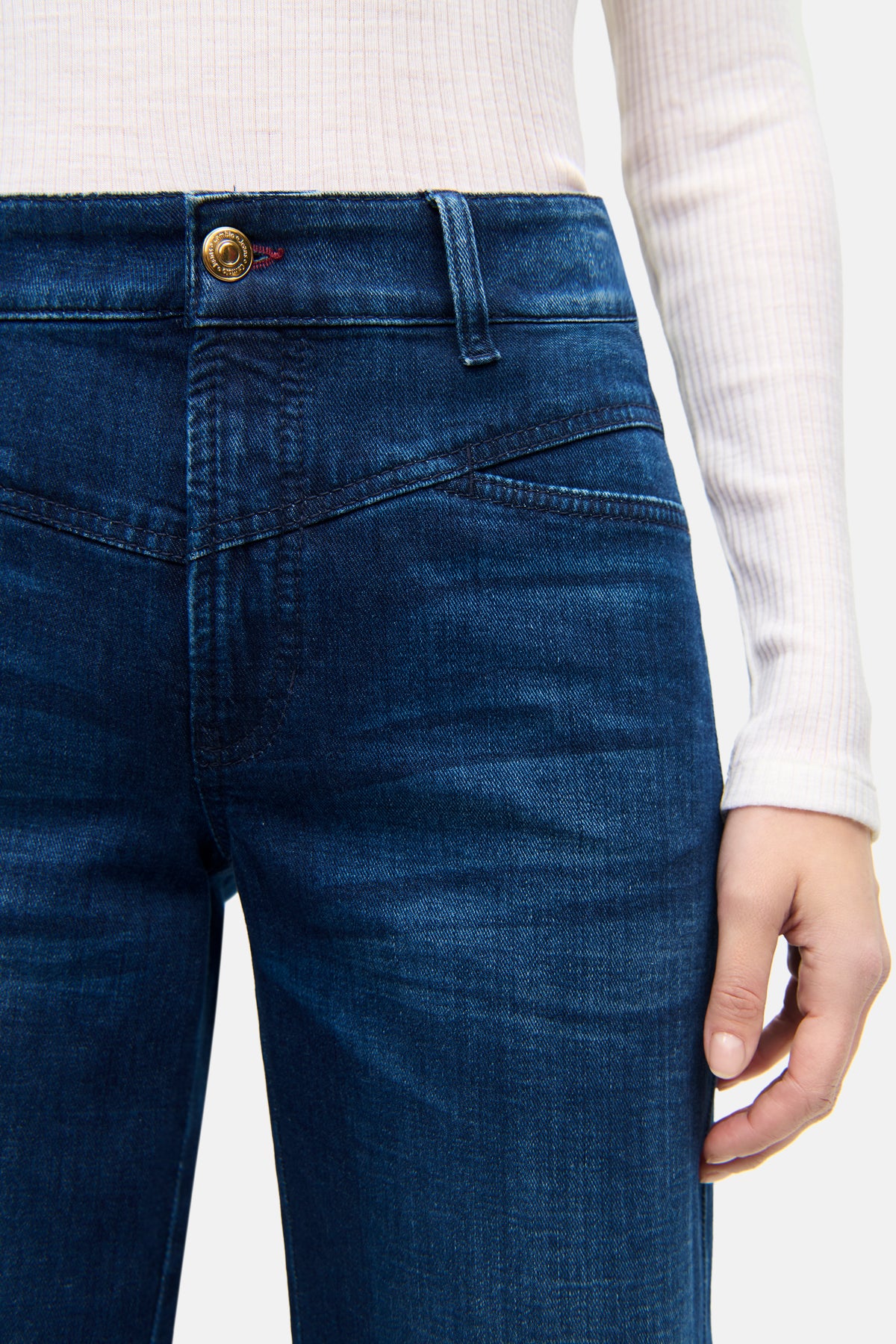 Dunkelblaue, lange Jeans in Wide-Fit aus 92% Baumwolle. Die Hose hat diagonale Taschen und wird in einem lässigen Kontext getragen.