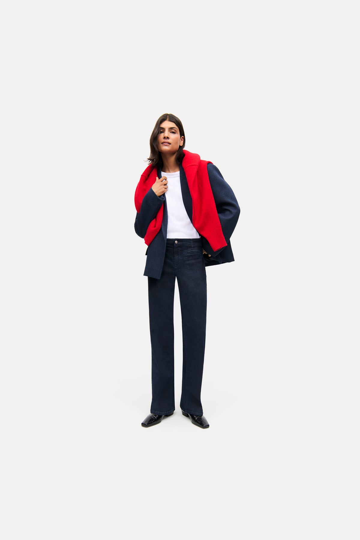 Dunkelblaue Wide-Leg-Jeans aus 93% Baumwolle, 5% Polyester, 2% Elasthan. Getragen in urbaner Umgebung.