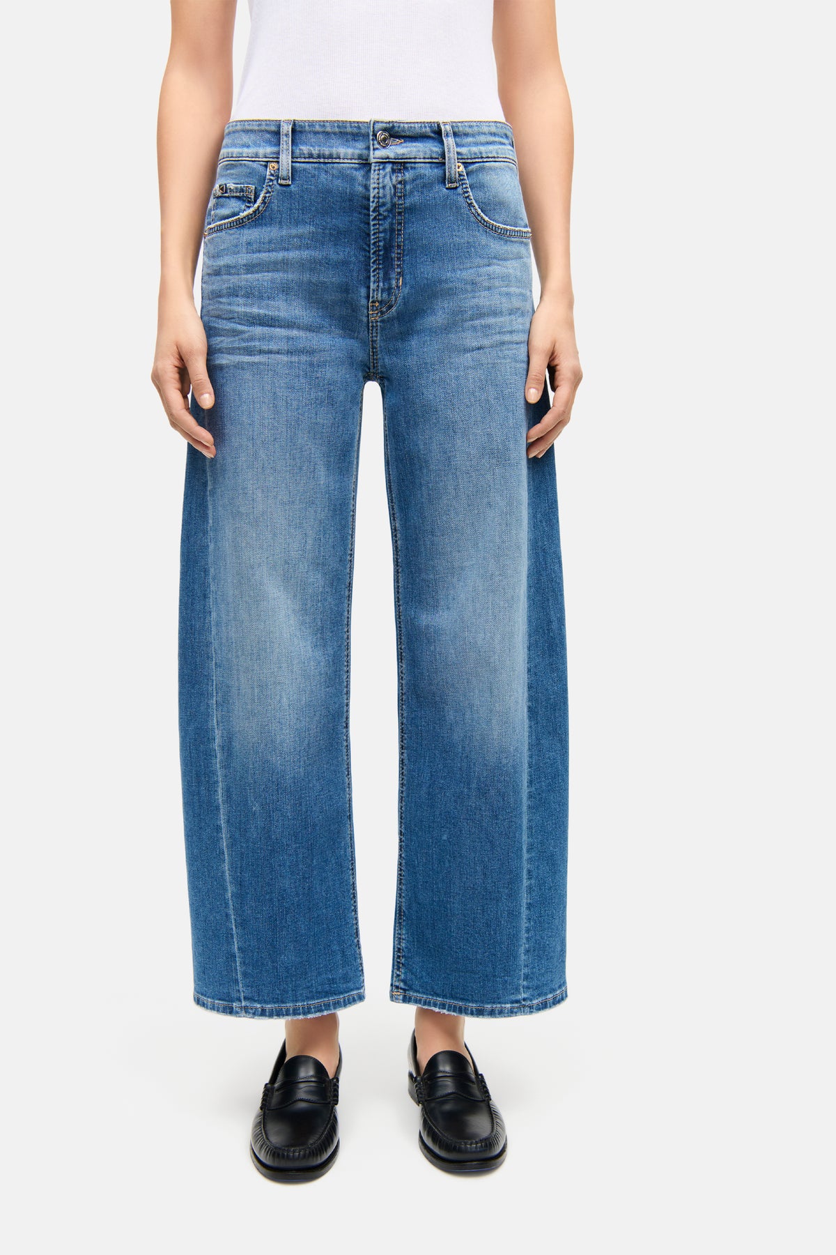 Blaue O-Shape Jeans aus 92% Baumwolle mit 5-Pocket-Design, getragen von einer Person. Weite Beine, die nach unten schmaler werden.