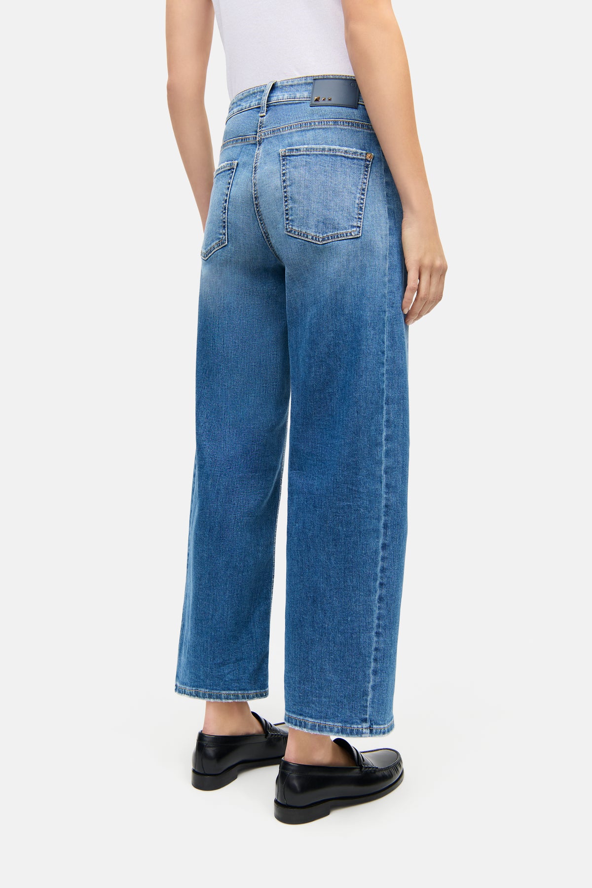 Blaue O-Shape Jeans aus 92% Baumwolle, 6% Elastomultiester T400, 2% Elasthan; verkürzte Länge, 5-Pocket-Design.