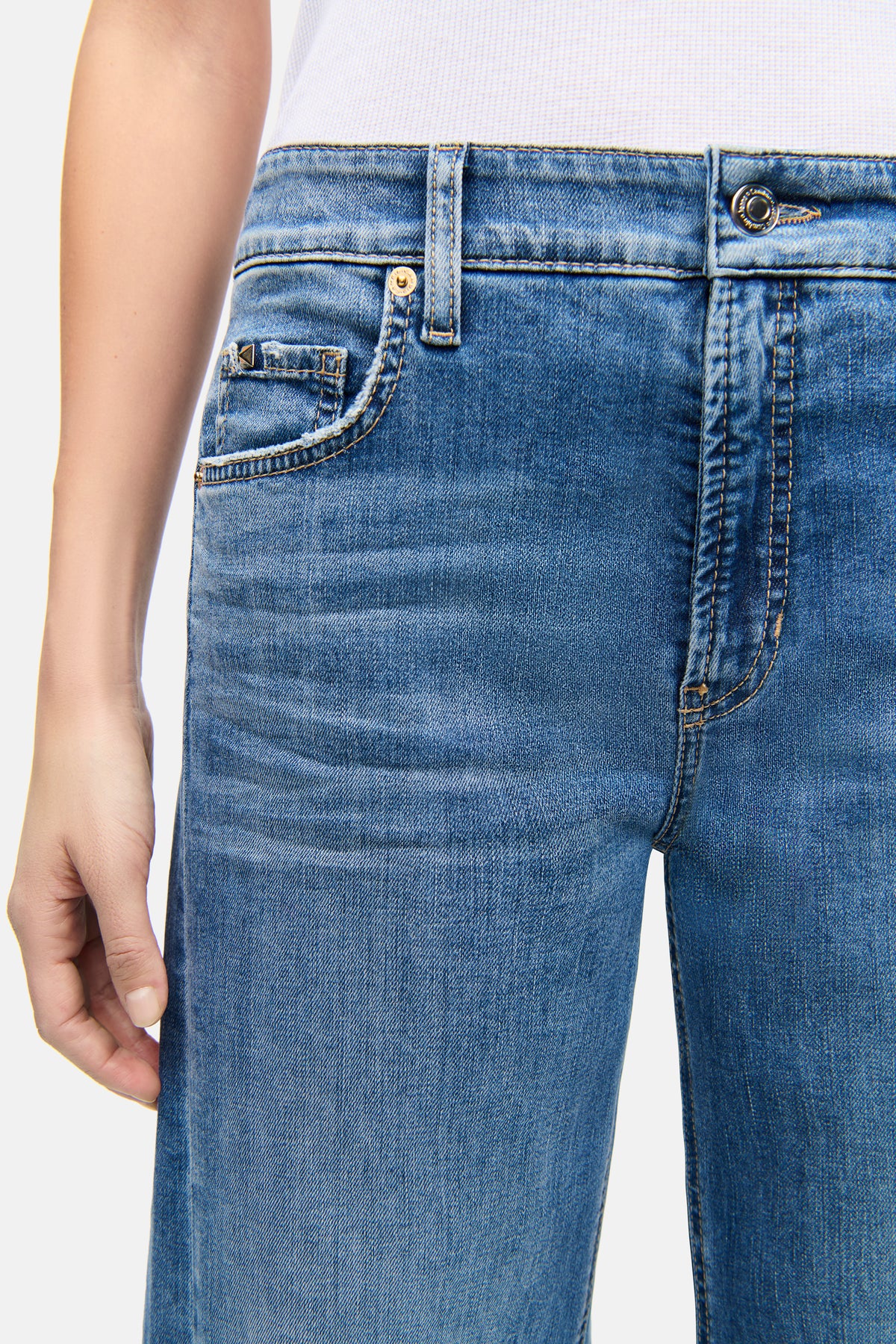 Blaue O-Shape Jeans aus 92% Baumwolle, 6% Elastomultiester T400, 2% Elasthan im 5-Pocket-Design. Getragen in Alltagsszene.