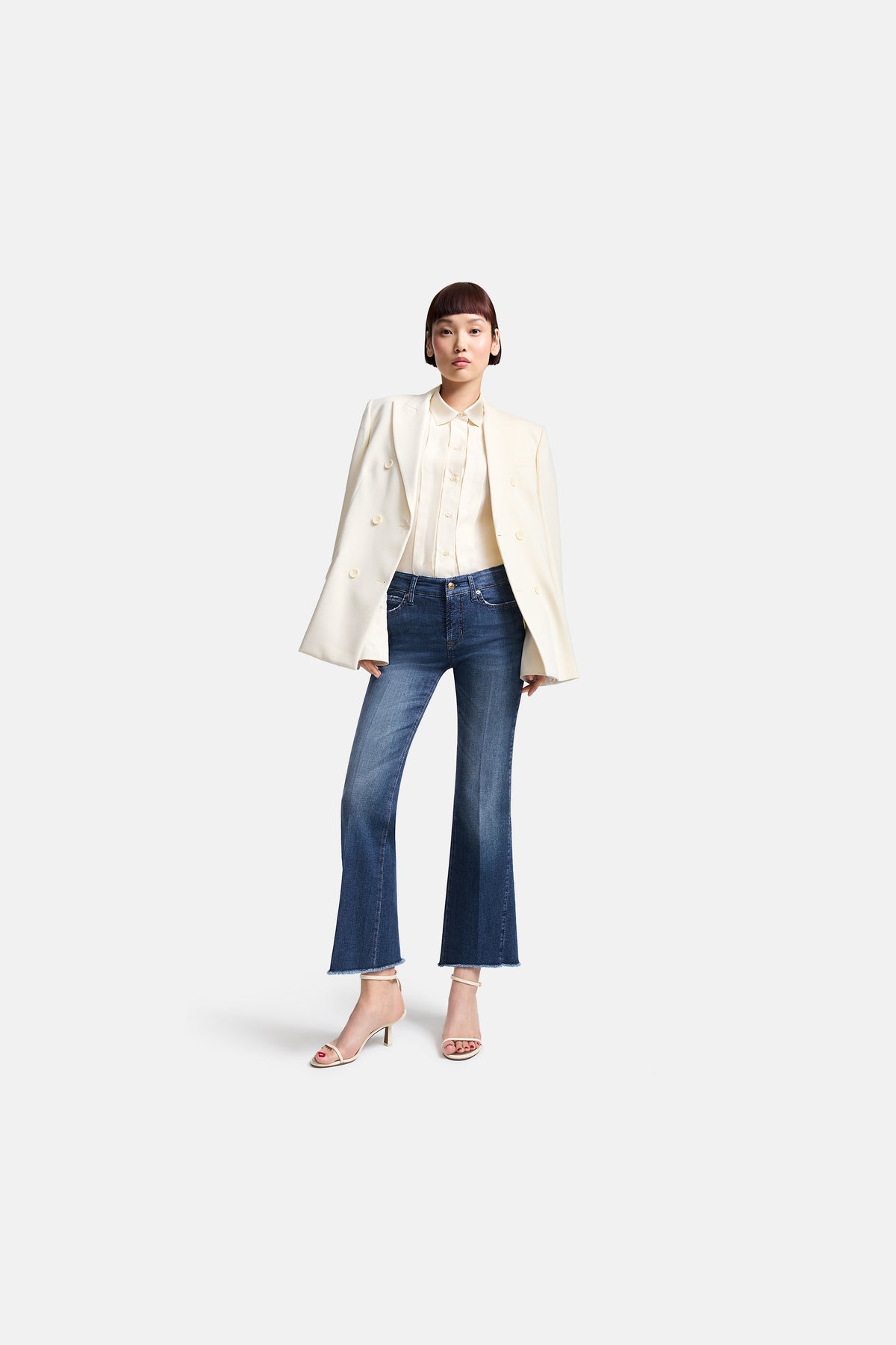 Flared Jeans in Blau mit offener Saumkante, aus 92% Baumwolle, 6% Elastomultiester und 2% Elasthan, in elegantem Umgebung.