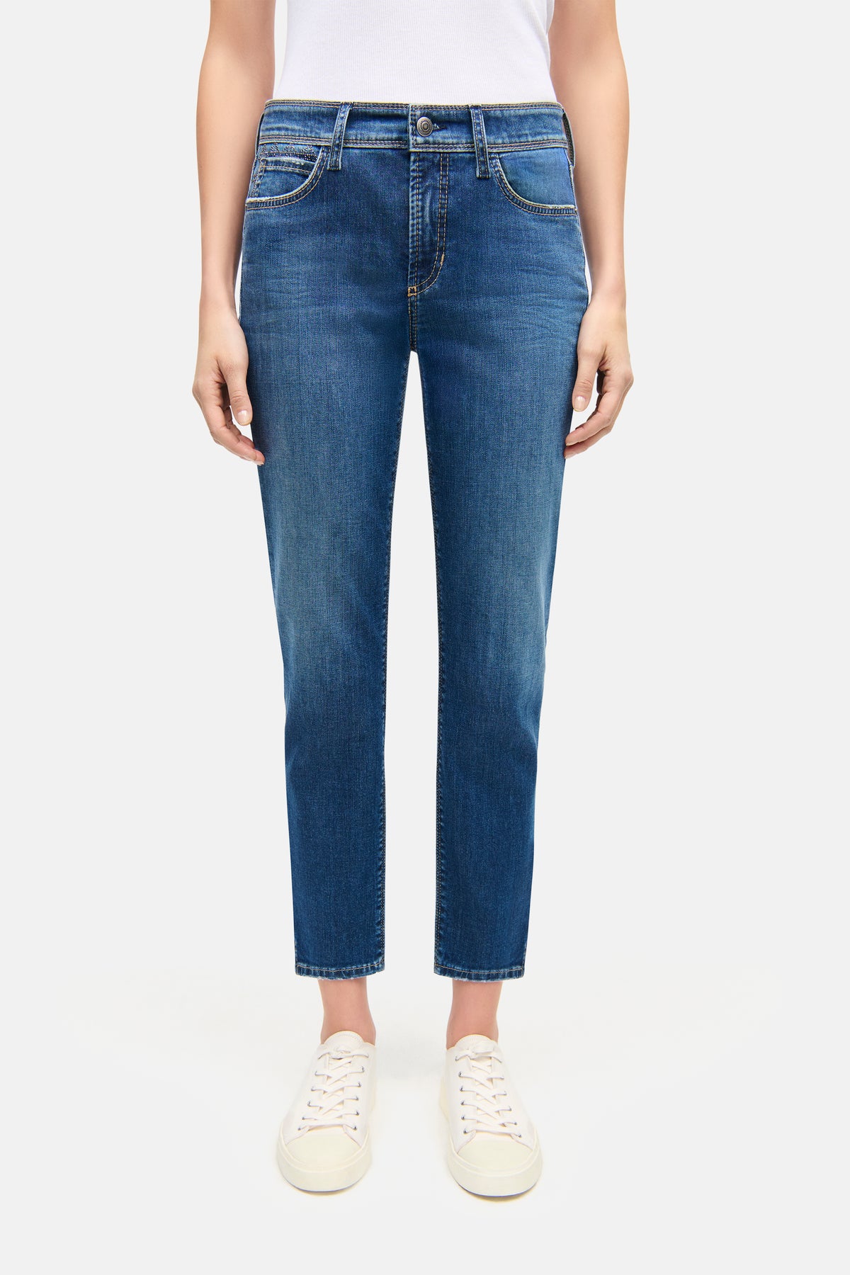 Jeanshose, Slim-Fit in Blau, aus 92% Baumwolle, 6% Elastomultiester T400, 2% Elasthan, von Person getragen.