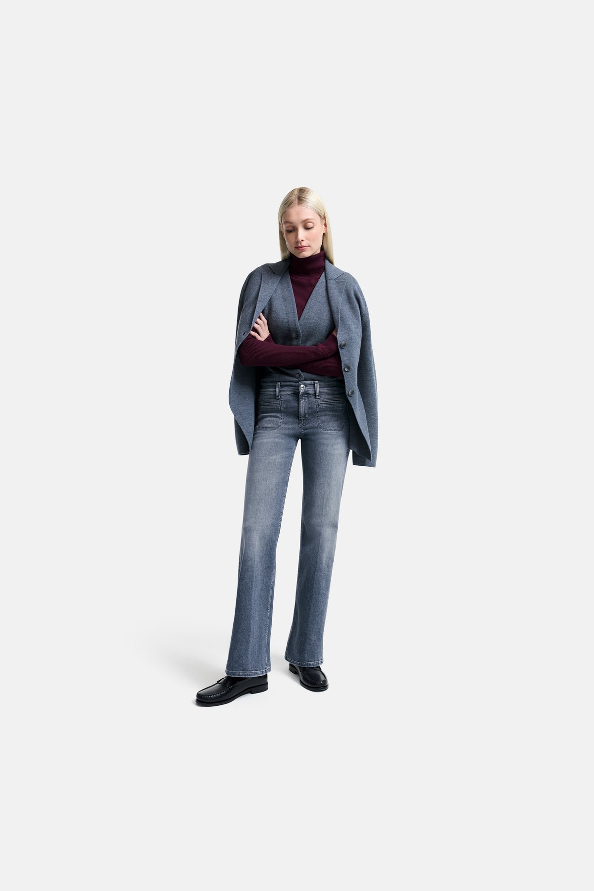 Graue Jeans mit weitem Bein aus 92% Baumwolle, 6% Elastomultiester T400, und 2% Elasthan. Person in Büro-Outfit.