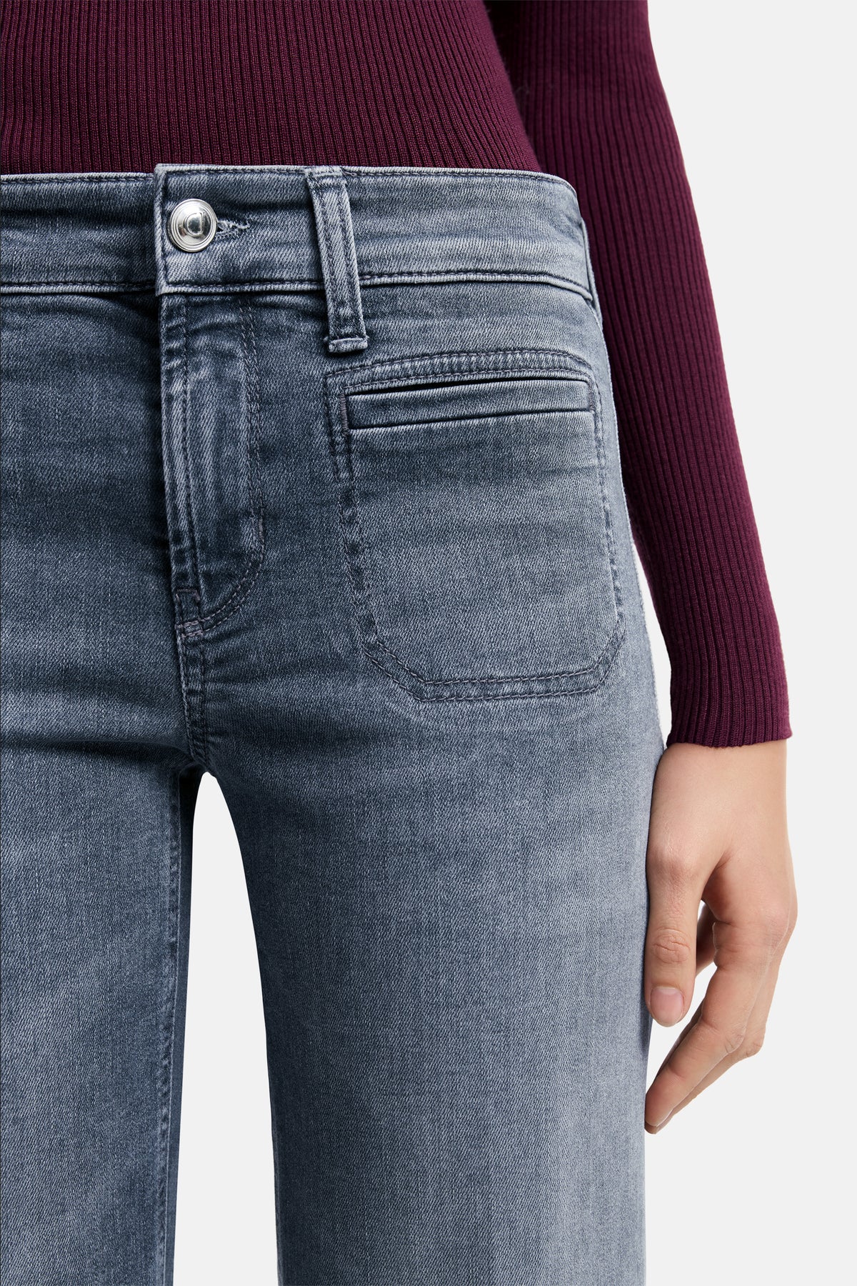 Graue Wide-Leg-Jeans aus (92 % Baumwolle, 6 % Elastomultiester T400, 2 % Elasthan) mit aufgesetzten Vordertaschen. Im Alltagskontext getragen.