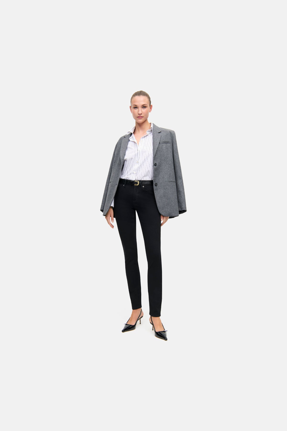 Schwarze Slim-Fit-Jeans aus 77% Baumwolle, 18% Polybutylen-Terephthalat und 5% Elasthan, in einem urbanen, eleganten Setting getragen.