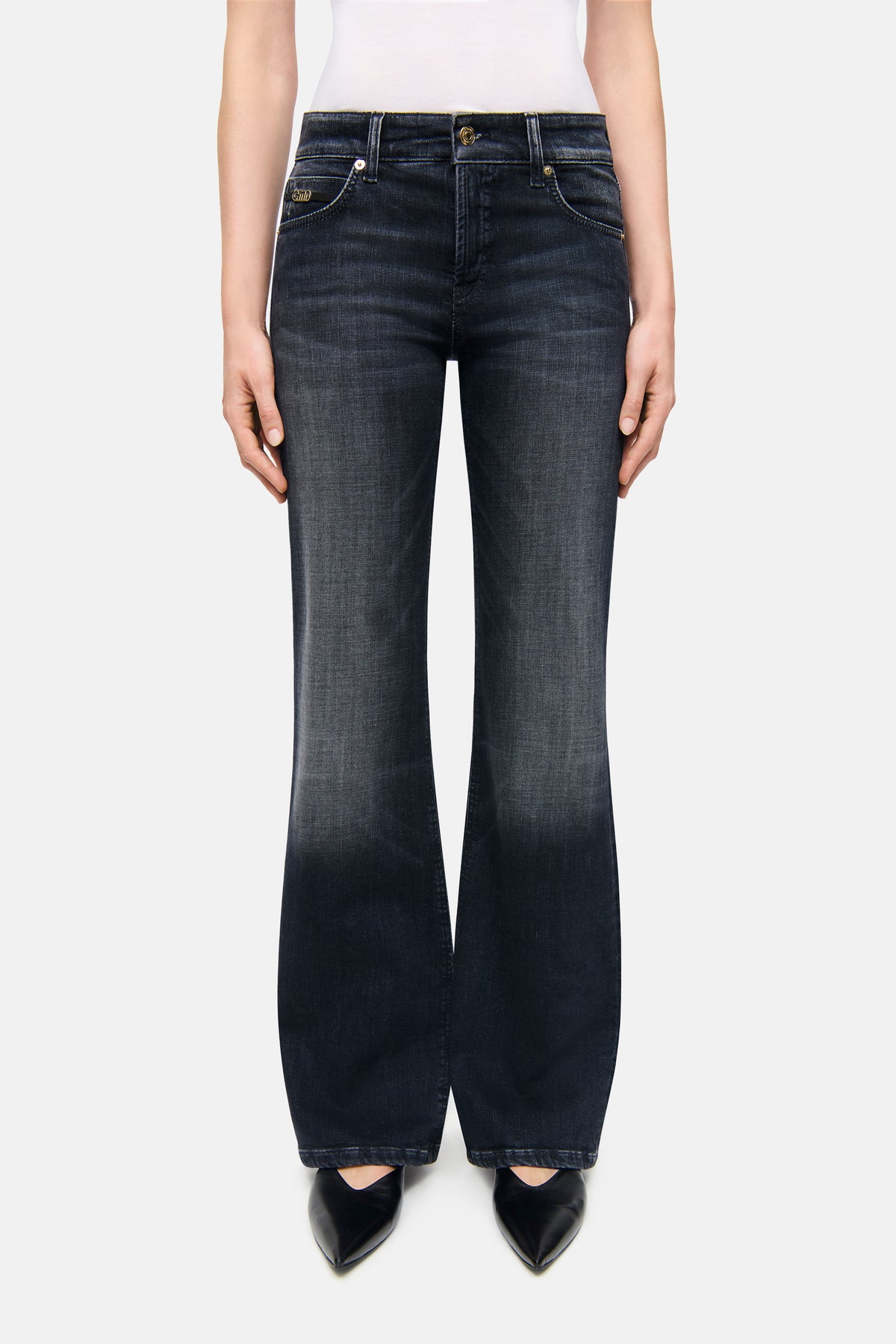 Dunkelblaue Wide-Leg-Jeans aus 97% Baumwolle und 3% Elasthan. Sie wird in einer Studioaufnahme getragen.