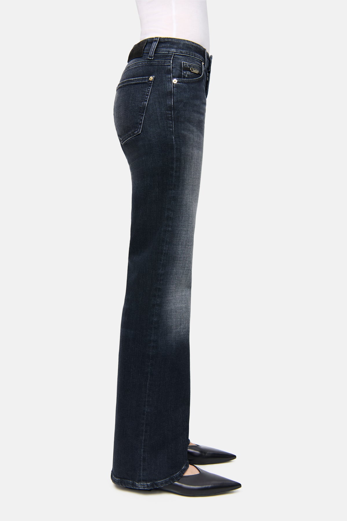 Dunkelblaue Wide-Leg-Jeans aus 97% Baumwolle und 3% Elasthan, zeigt eine Seitansicht in einem lässigen Alltagsszenario.