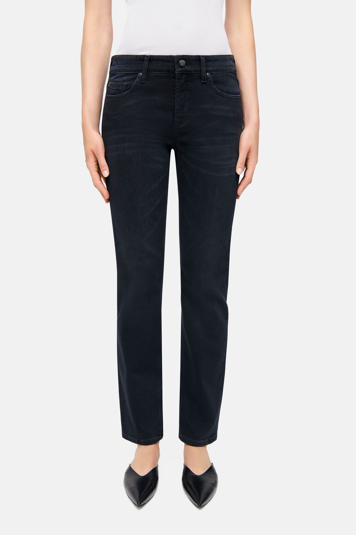 Schwarze Slim-Fit-Denim-Hose von "Piper long" aus 57% Baumwolle, 37% Modal, 4% Elastomultiester, 2% Elasthan. Getragen im Studio.
