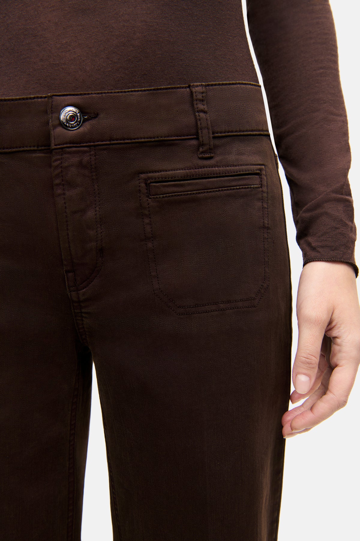 Dunkelbraune Wide-Leg-Jeans aus 94% Baumwolle, 4% Polyester, 2% Elasthan, mit aufgesetzten Fronttaschen.