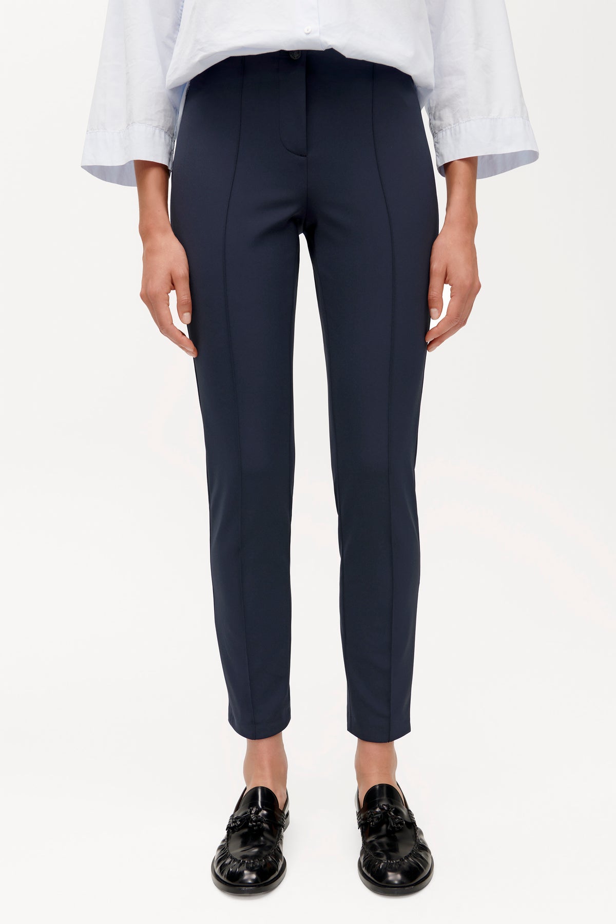 Dunkelblaue Slim-Fit-Cropped-Hose aus 88% Polyamid und 12% Elasthan, getragen in einem lässigen Business-Kontext.