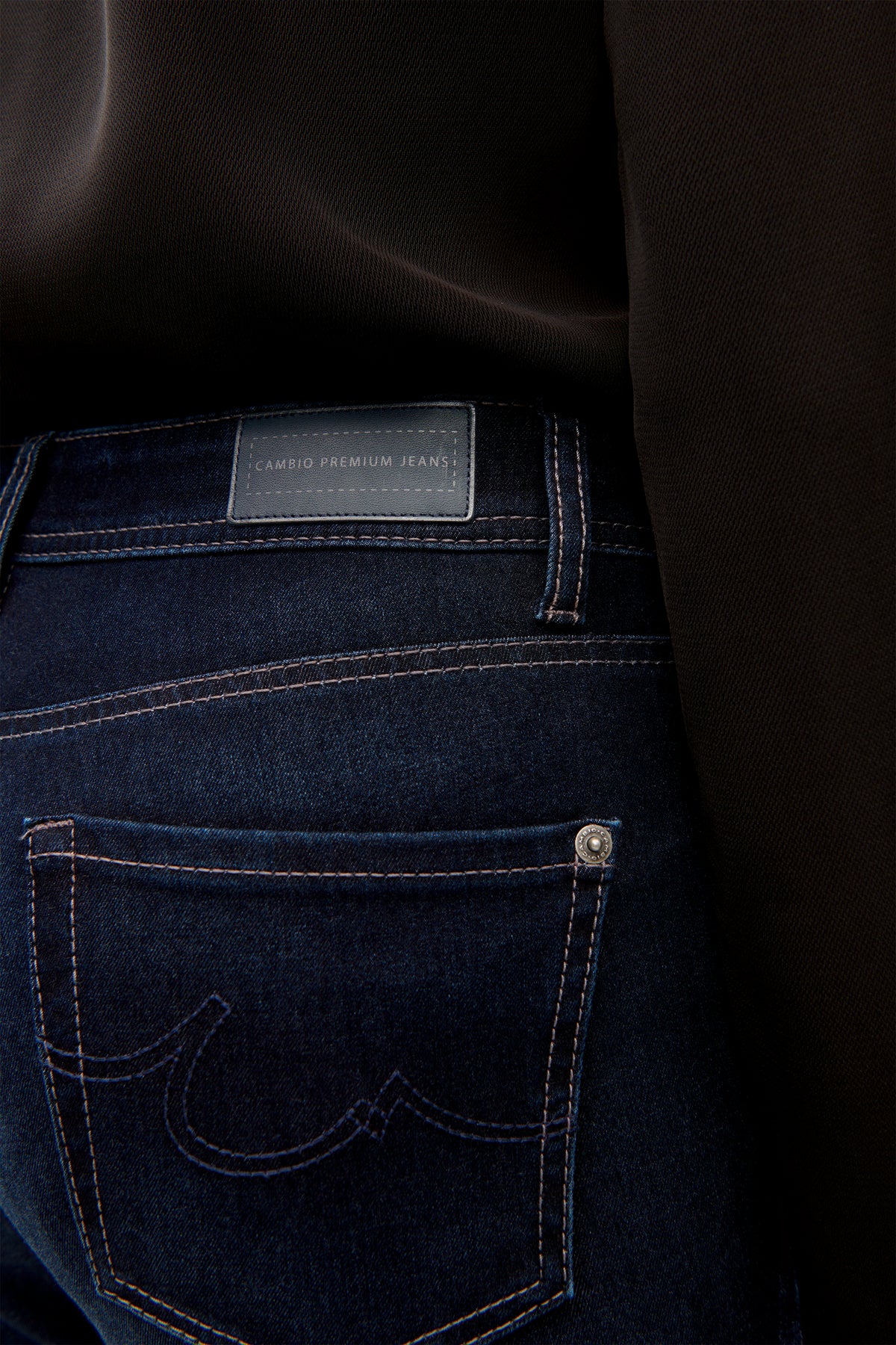 Dunkelblaue Slim-Fit-Jeans aus 49% Baumwolle, 27% Polyester, 20% Modal, und 4% Polyurethan. Hosenetikett sichtbar.